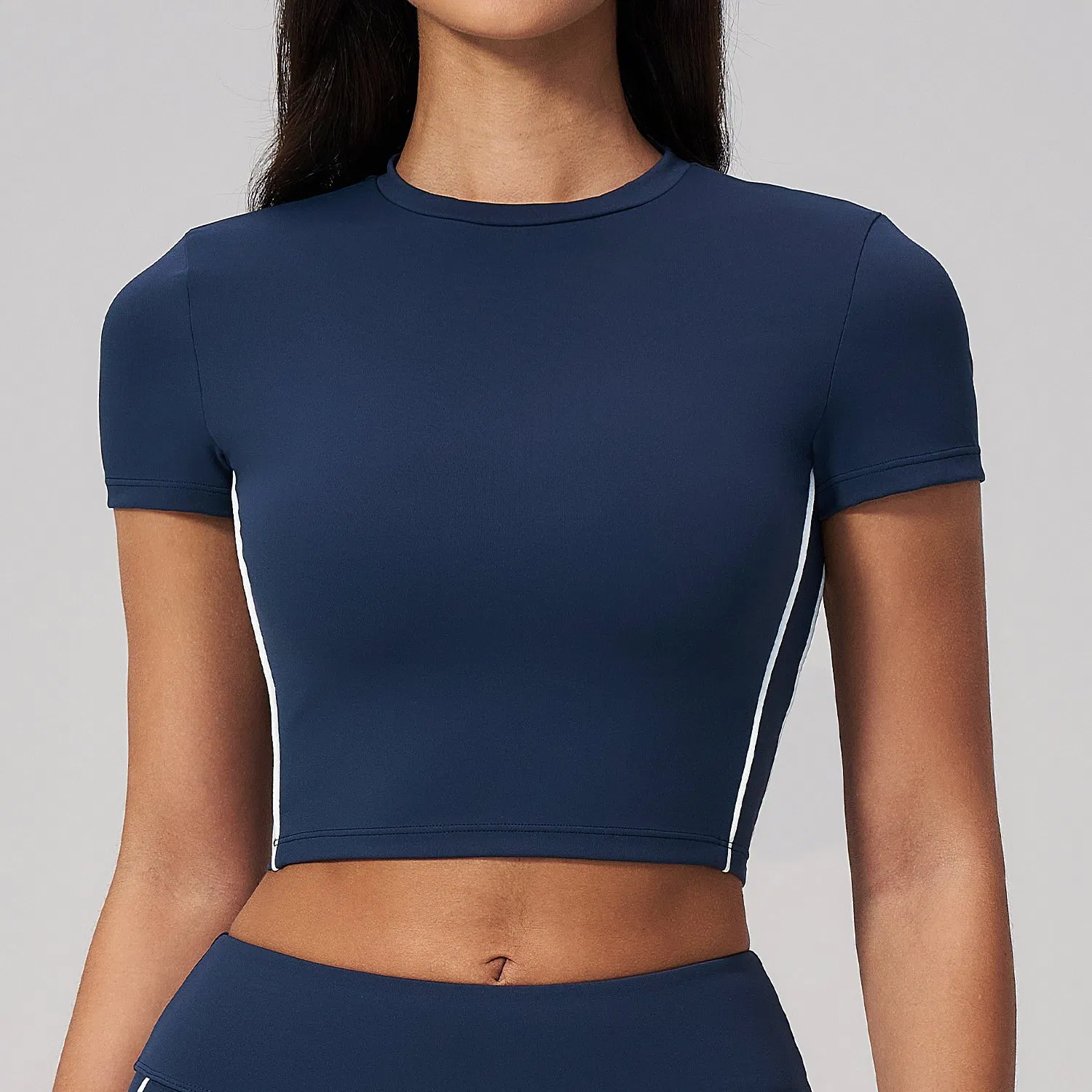 Top de treino cropped de manga curta personalizável com etiqueta privada azul marinho com listras brancas OEM ODM para roupas de atividade