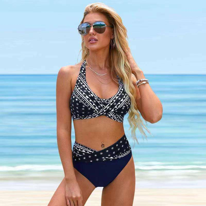 Conjunto de biquíni feminino com estampa estilosa em toda a peça e parte de baixo lisa