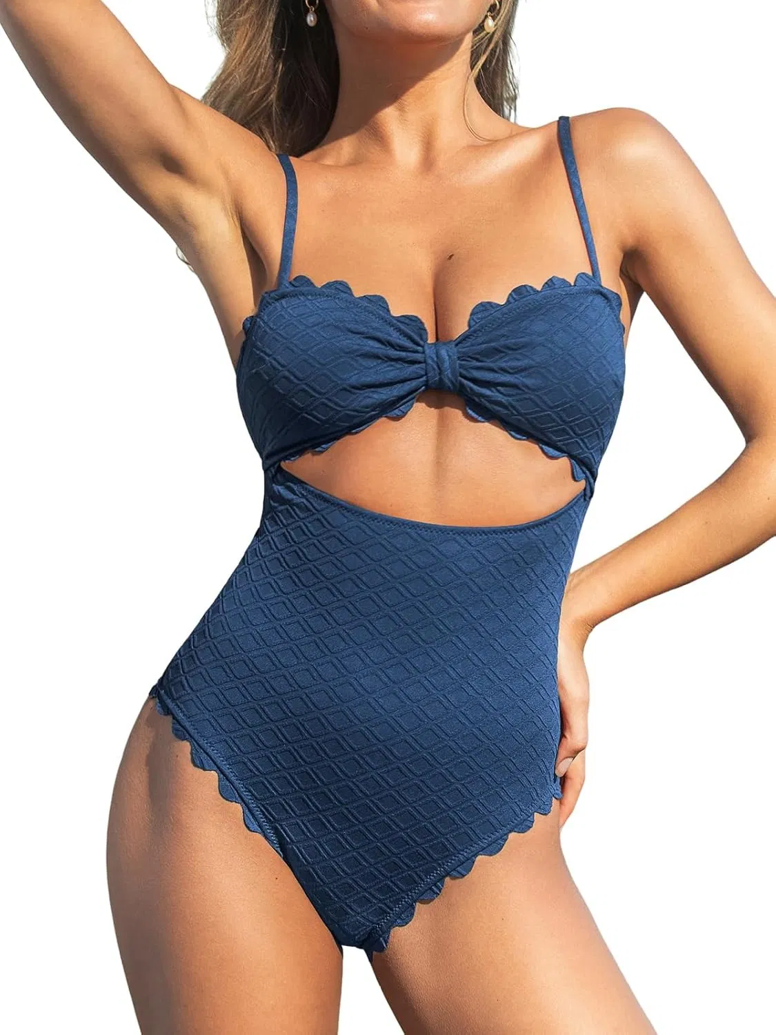 Maiô Feminino Preto Sexy com Recortes e Acabamento em Escalopado