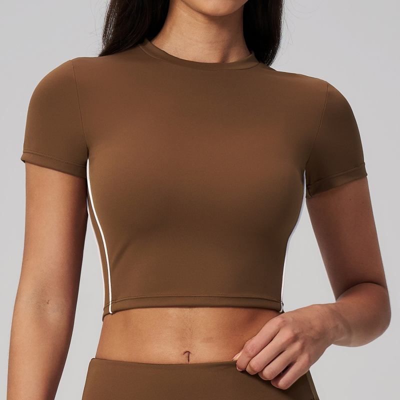 Roupas femininas de moda, vestuário esportivo, blusa com costuras contornadas no busto e ajuste slim cropped para treinos ao ar livre