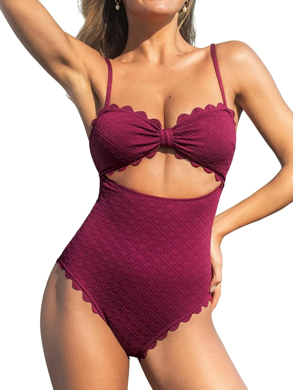 Maiô Feminino Preto Sexy com Recortes e Acabamento em Escalopado