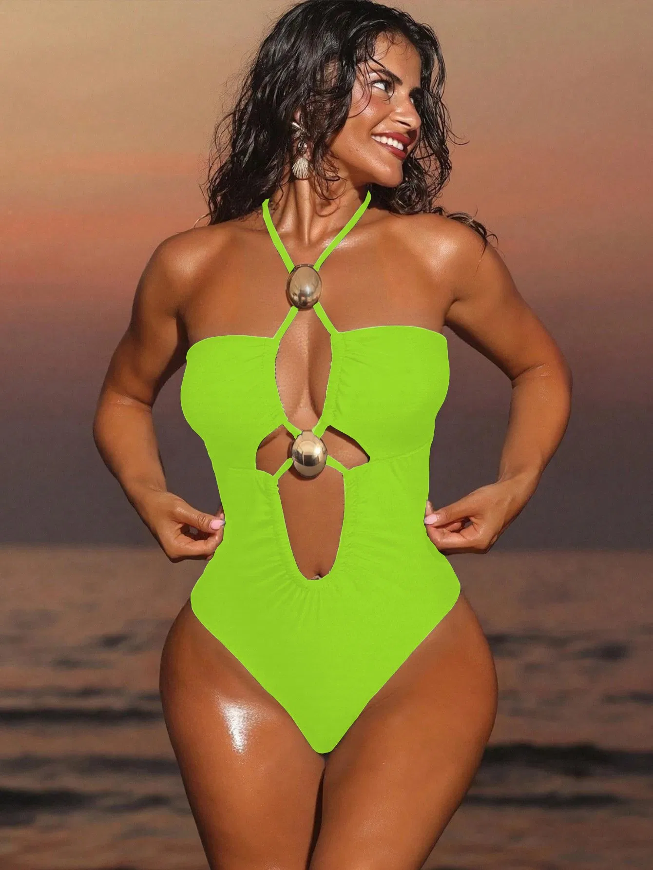 Maiô feminino com tiras cruzadas verde neon e contas douradas, recorte estilo brasileiro