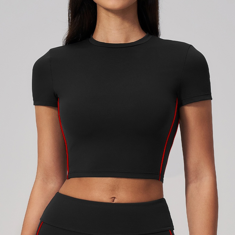 Roupas femininas de moda, vestuário esportivo, blusa com costuras contornadas no busto e ajuste slim cropped para treinos ao ar livre