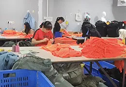 Controle de qualidade rigoroso de vestuário antes do envio