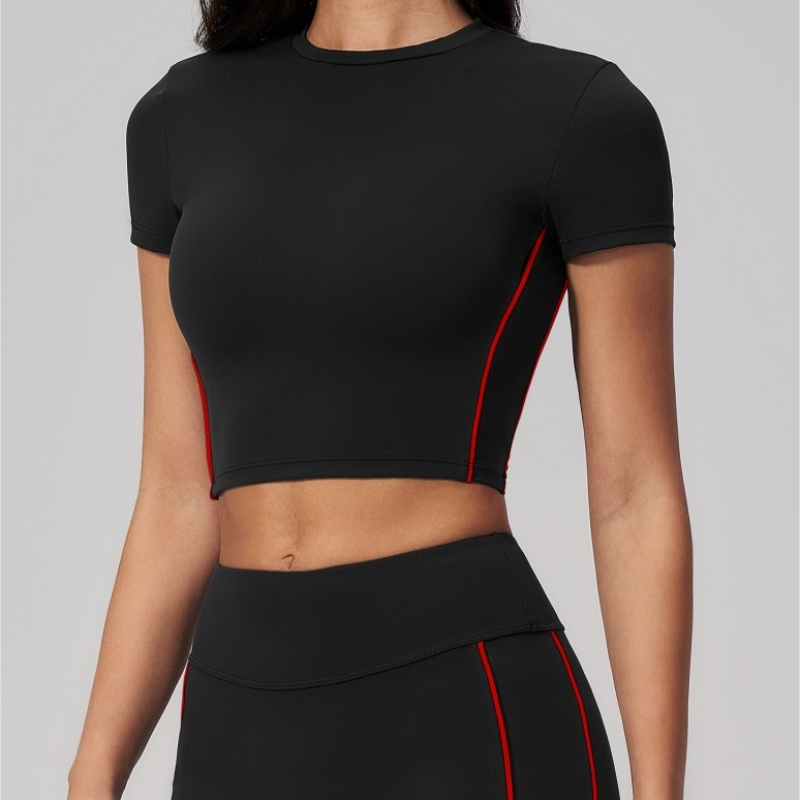 Roupas femininas de moda, vestuário esportivo, blusa com costuras contornadas no busto e ajuste slim cropped para treinos ao ar livre