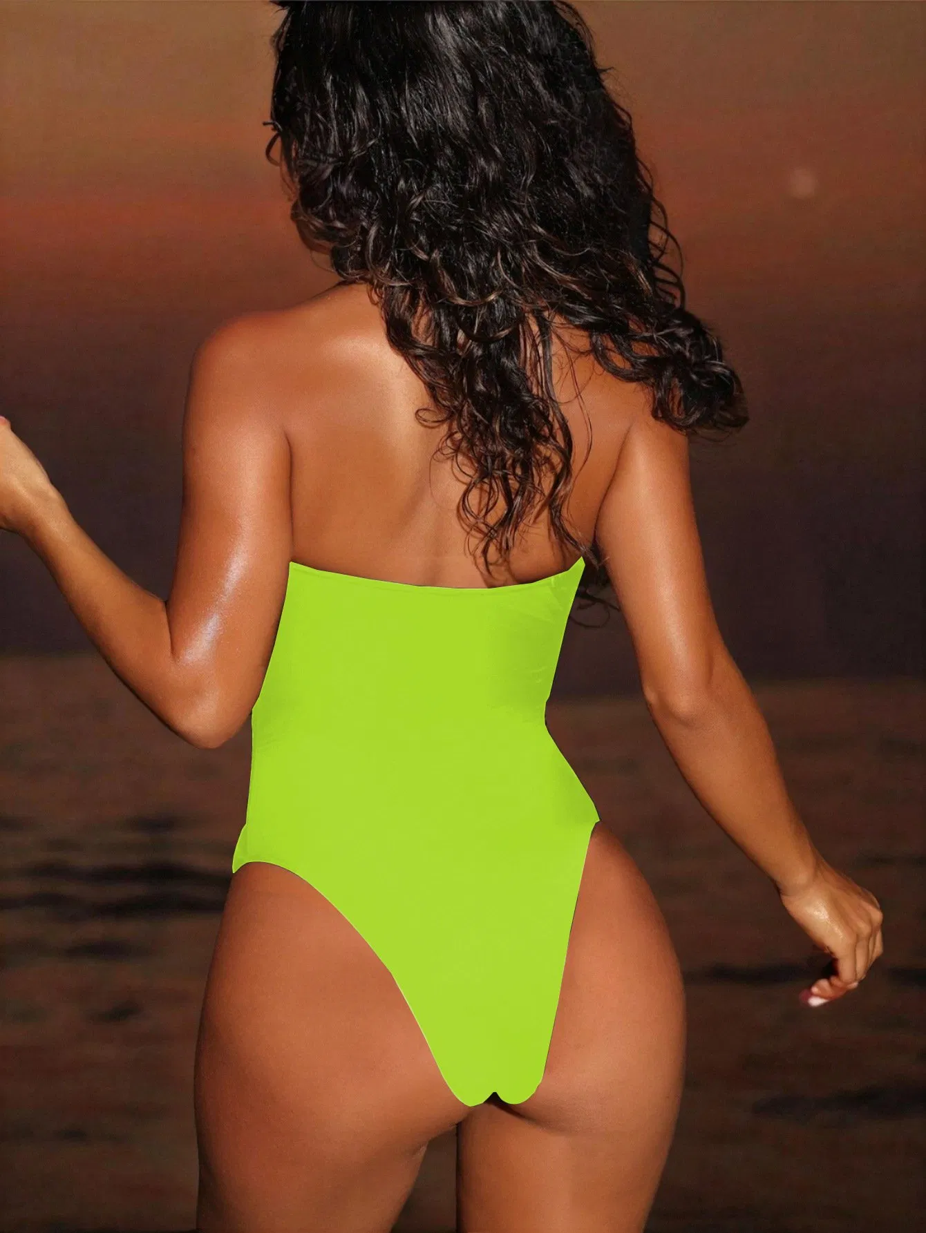 Maiô feminino com tiras cruzadas verde neon e contas douradas, recorte estilo brasileiro