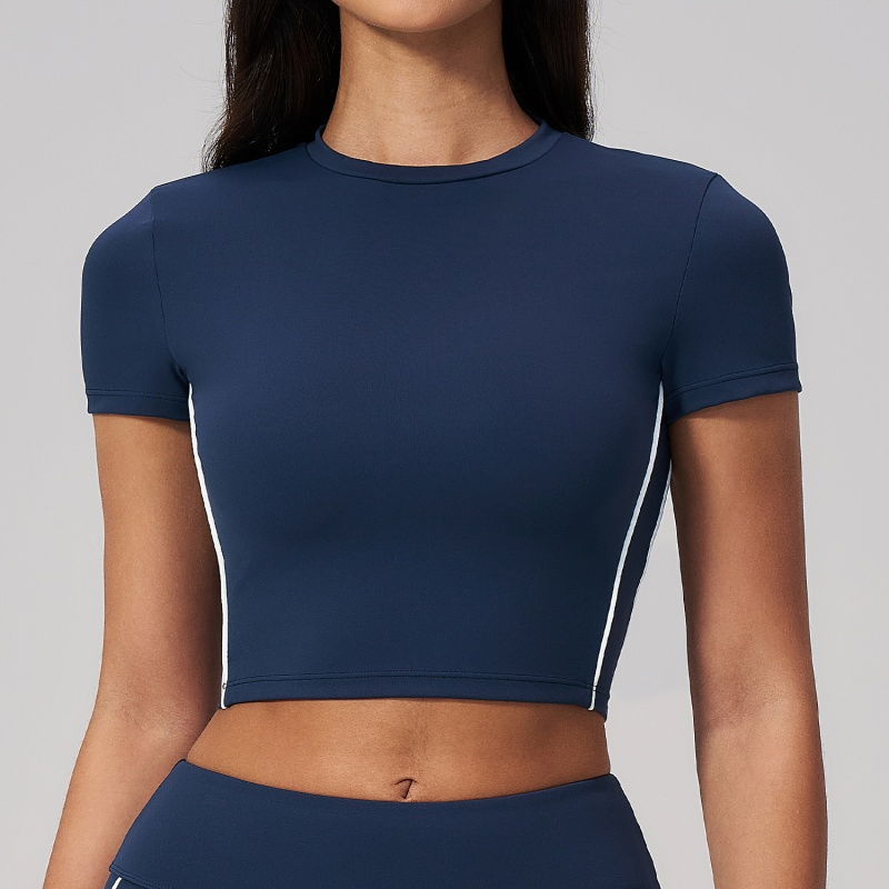 Roupas femininas de moda, vestuário esportivo, blusa com costuras contornadas no busto e ajuste slim cropped para treinos ao ar livre