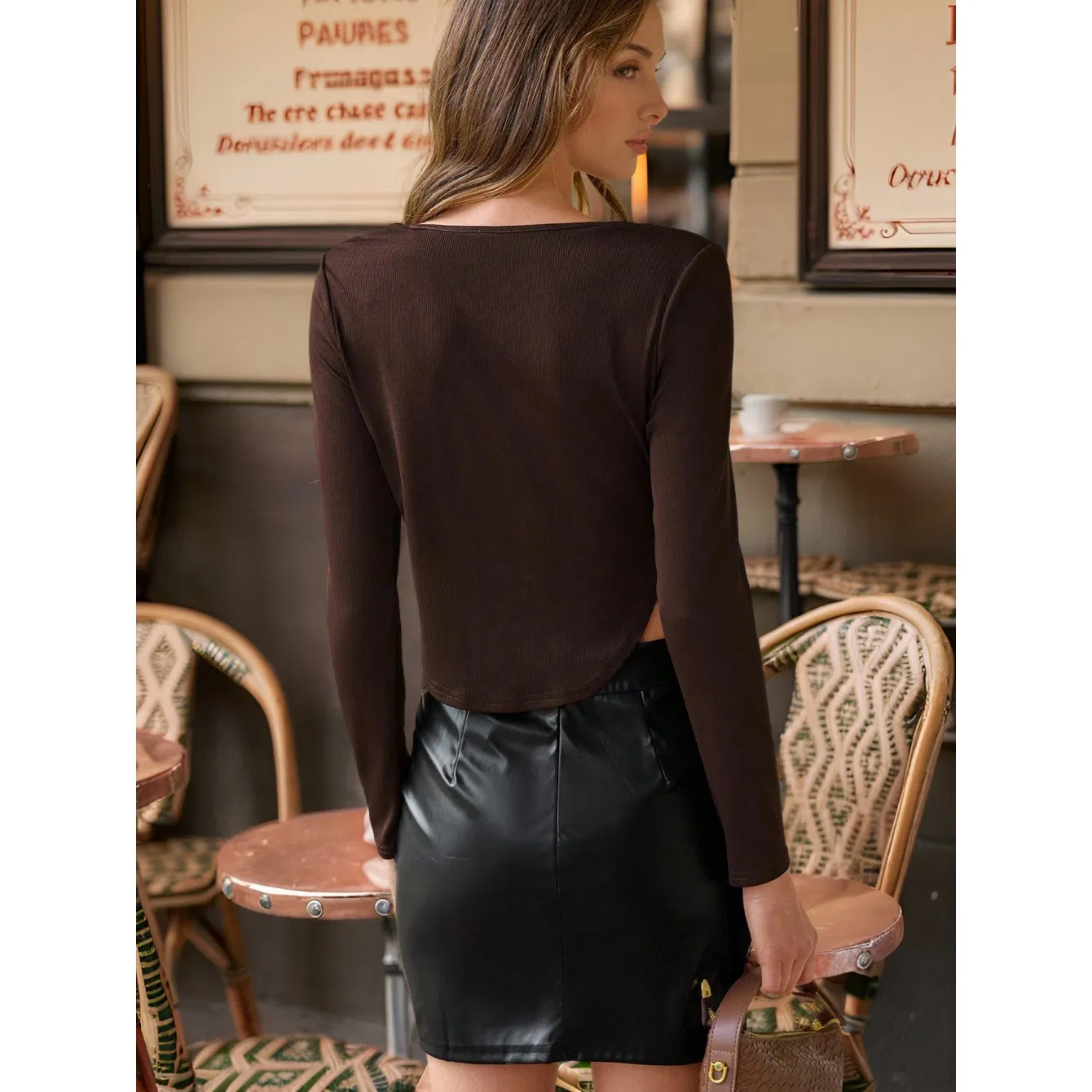 Top cropped elegante inspirado na França em café profundo com detalhes estilosos
