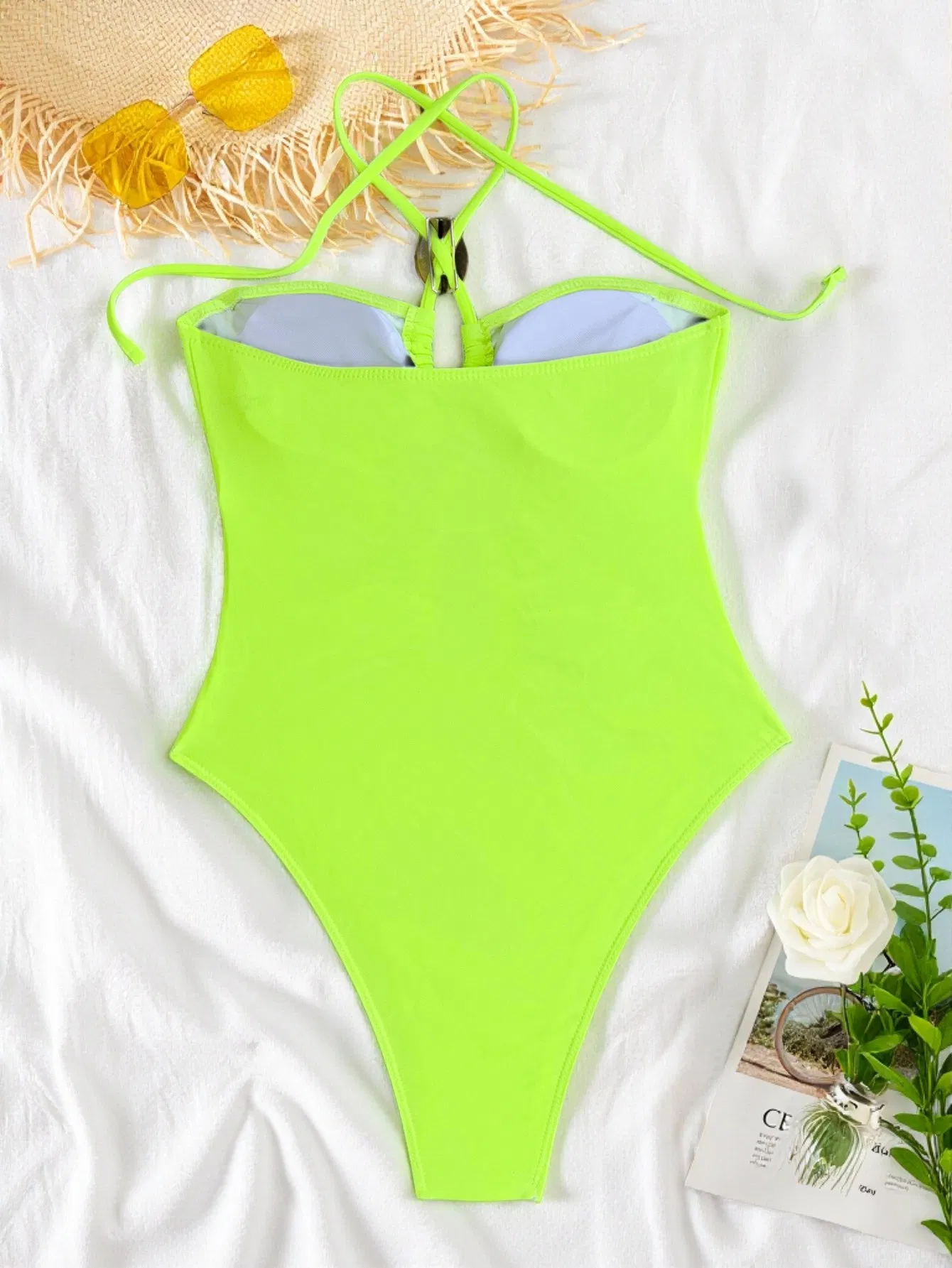 Maiô feminino com tiras cruzadas verde neon e contas douradas, recorte estilo brasileiro