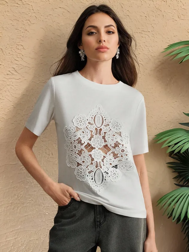 Top cropped elegante inspirado na França em café profundo com detalhes estilosos