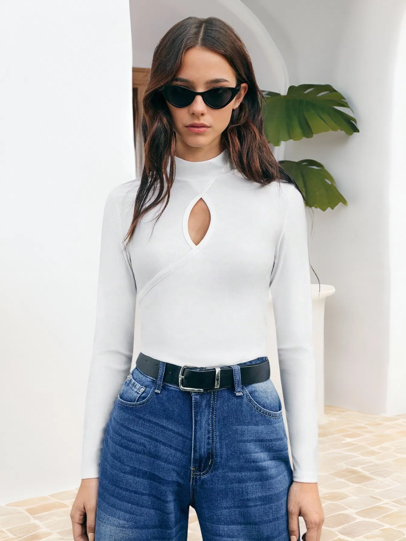 Top cropped elegante inspirado na França em café profundo com detalhes estilosos