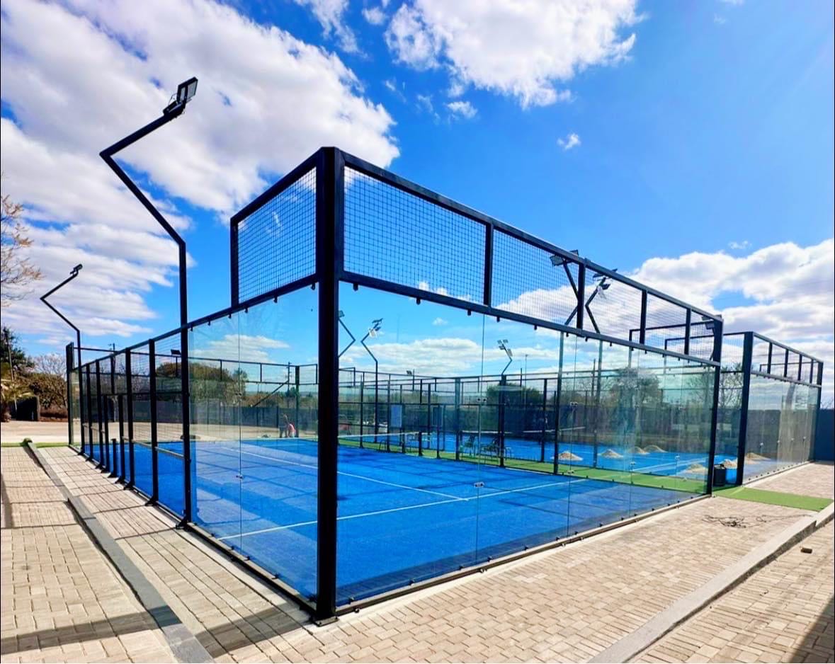 2025 High Quality Customizable Panoramic Outdoor Padel Court Glass Steel Paddle Tennis Court Equipment