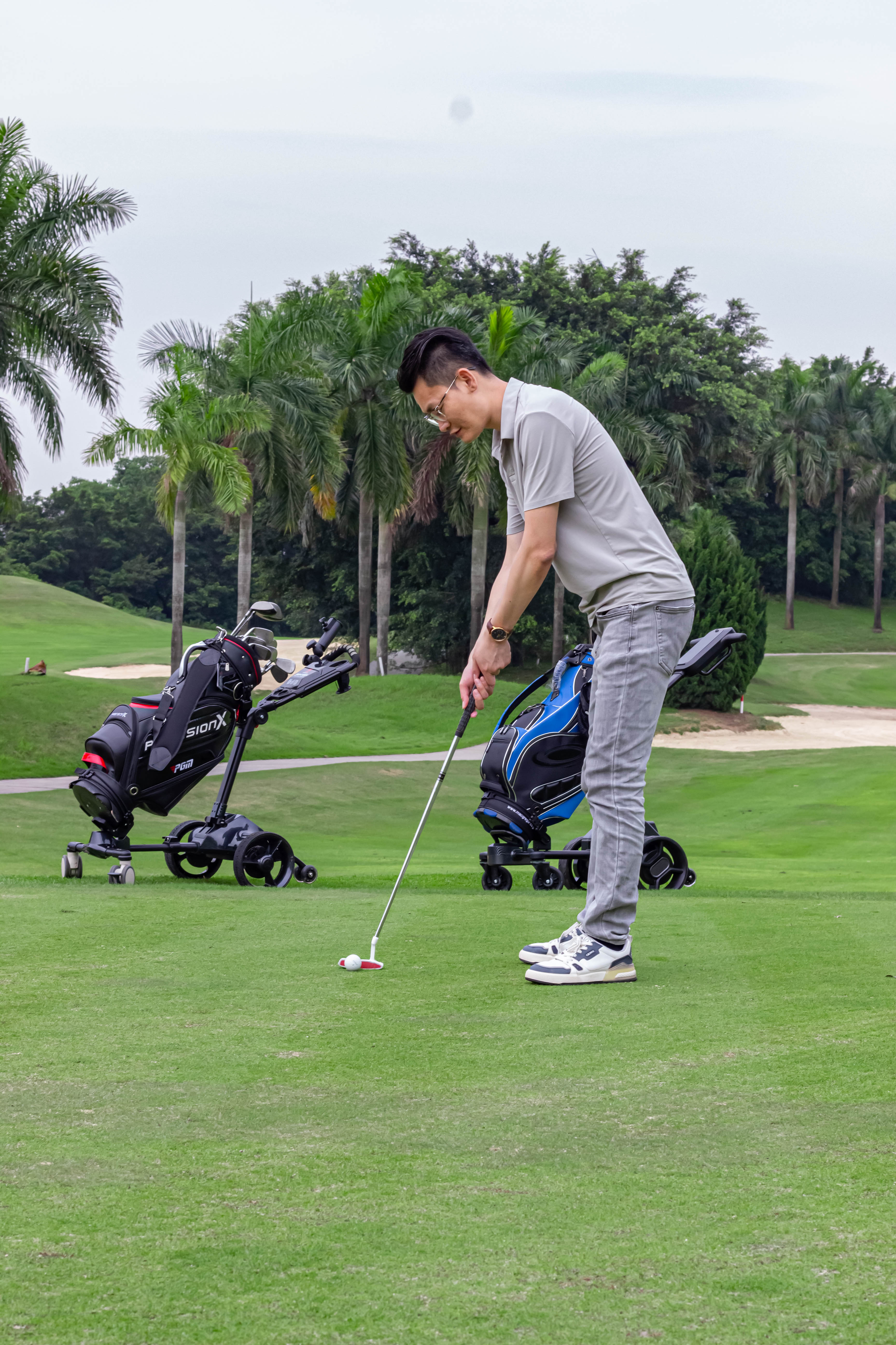 Unique Features 5 Modes Strong Climbing Ability Intelligent Auto Balancing System Follow Me Golf Trolley