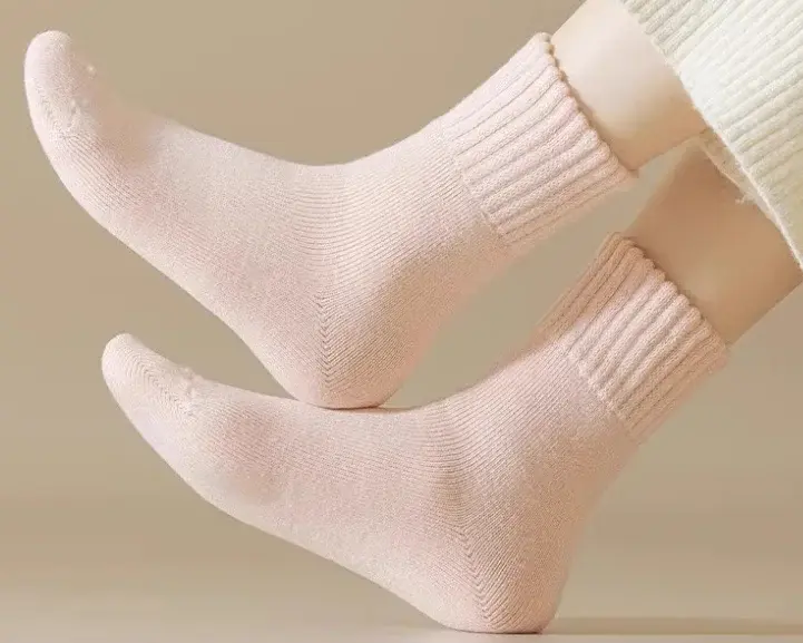 China Cmax Wholesale Custom Logo Knitted Autumn Winter Thick Thermal Women Merino Sheep Wool Socks Fashion and Warm Home Sock Supplier, Suppliers