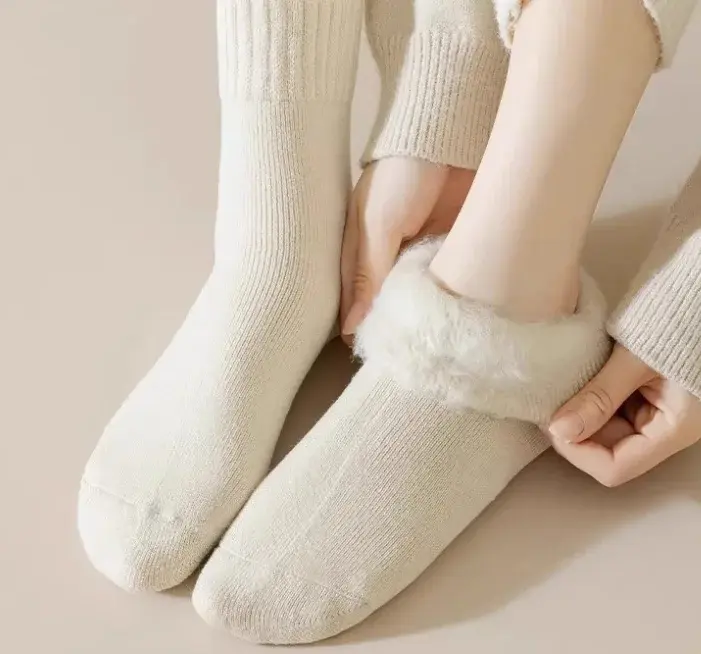 China Cmax Wholesale Custom Logo Knitted Autumn Winter Thick Thermal Women Merino Sheep Wool Socks Fashion and Warm Home Sock Supplier, Suppliers