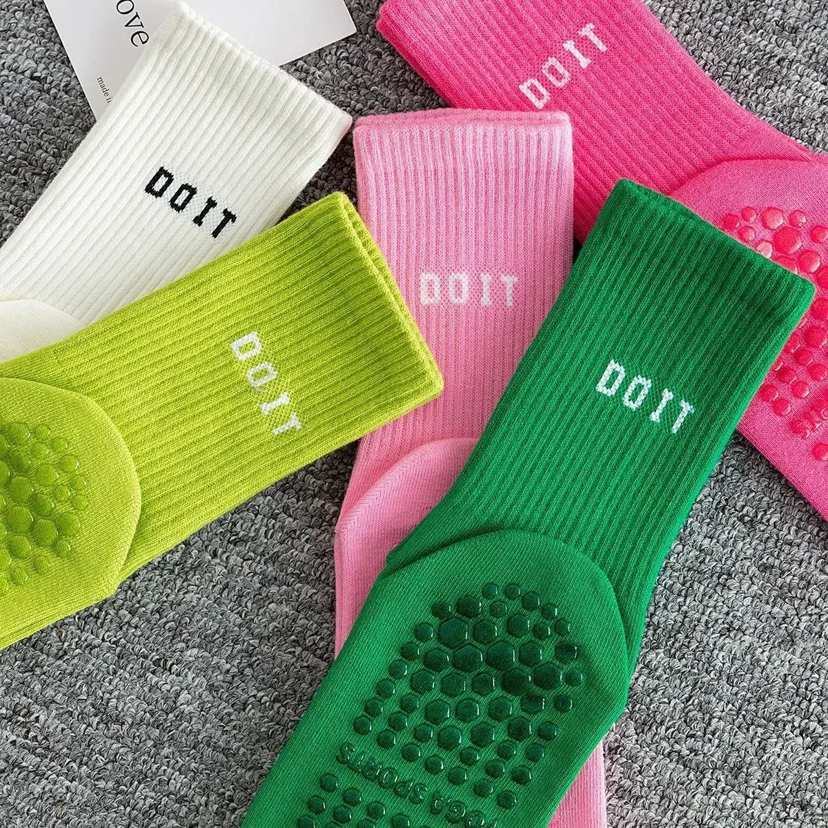 China Colorful Anti-Slip Sport Grip Socks Breathable Fitness Yoga Pilates Knitted High-Crew Fashion Letter for Autumn Sports Fitness Supplier, Suppliers