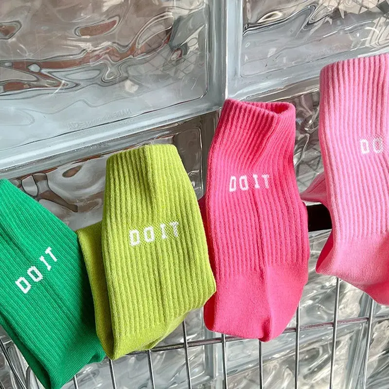 China Colorful Anti-Slip Sport Grip Socks Breathable Fitness Yoga Pilates Knitted High-Crew Fashion Letter for Autumn Sports Fitness Supplier, Suppliers
