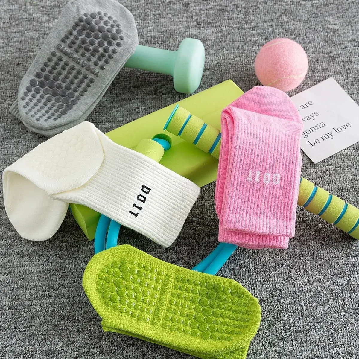China Colorful Anti-Slip Sport Grip Socks Breathable Fitness Yoga Pilates Knitted High-Crew Fashion Letter for Autumn Sports Fitness Supplier, Suppliers