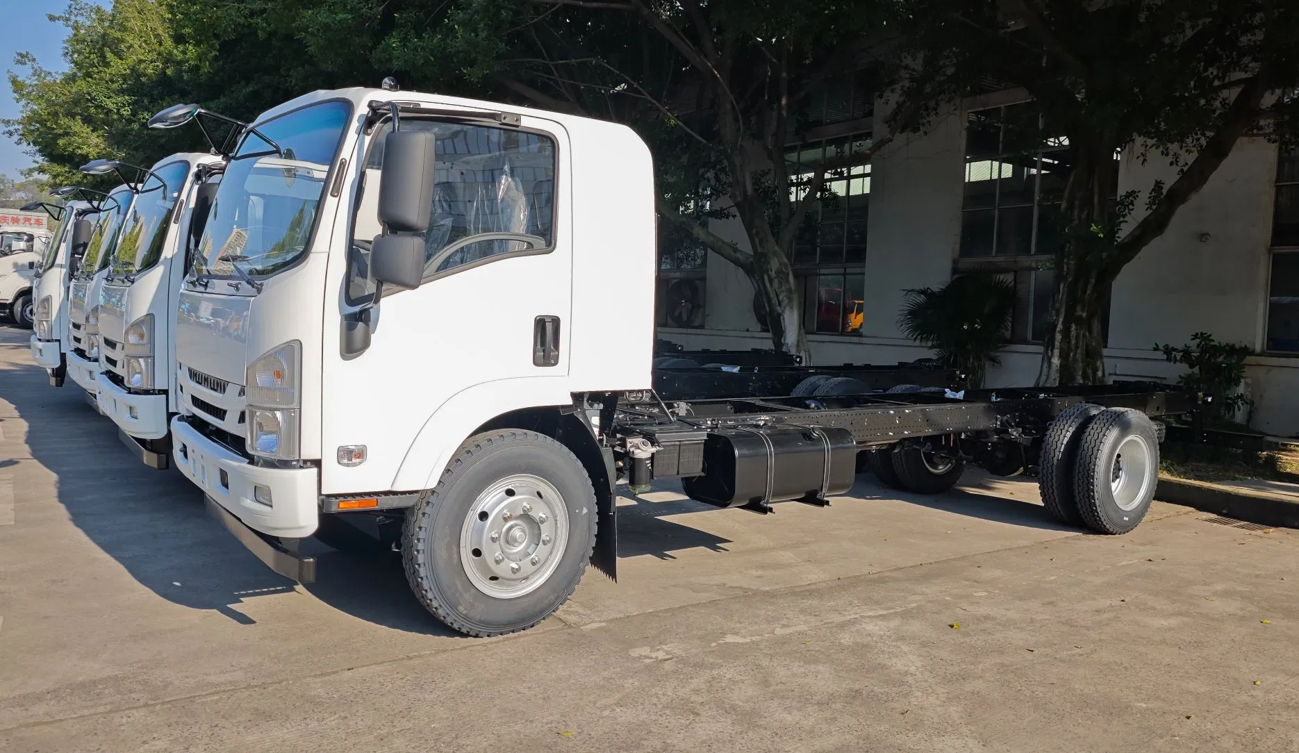 New with Bed Diesel Engine Cargo Transportation Delivery Commercial Van Lorry Truck Vehicle Chassis