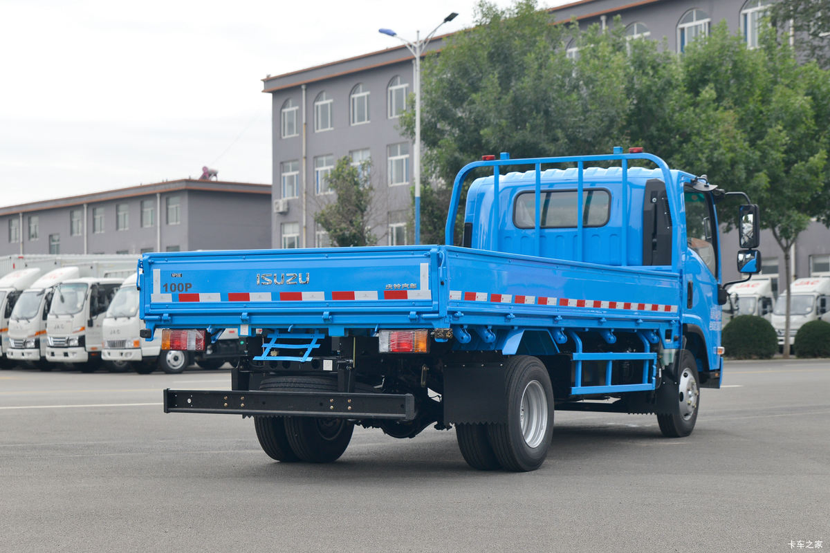China Supplier: Affordable Isuzu 4X2 / 4X4 Light Duty General Cargo Trucks Direct From Factory