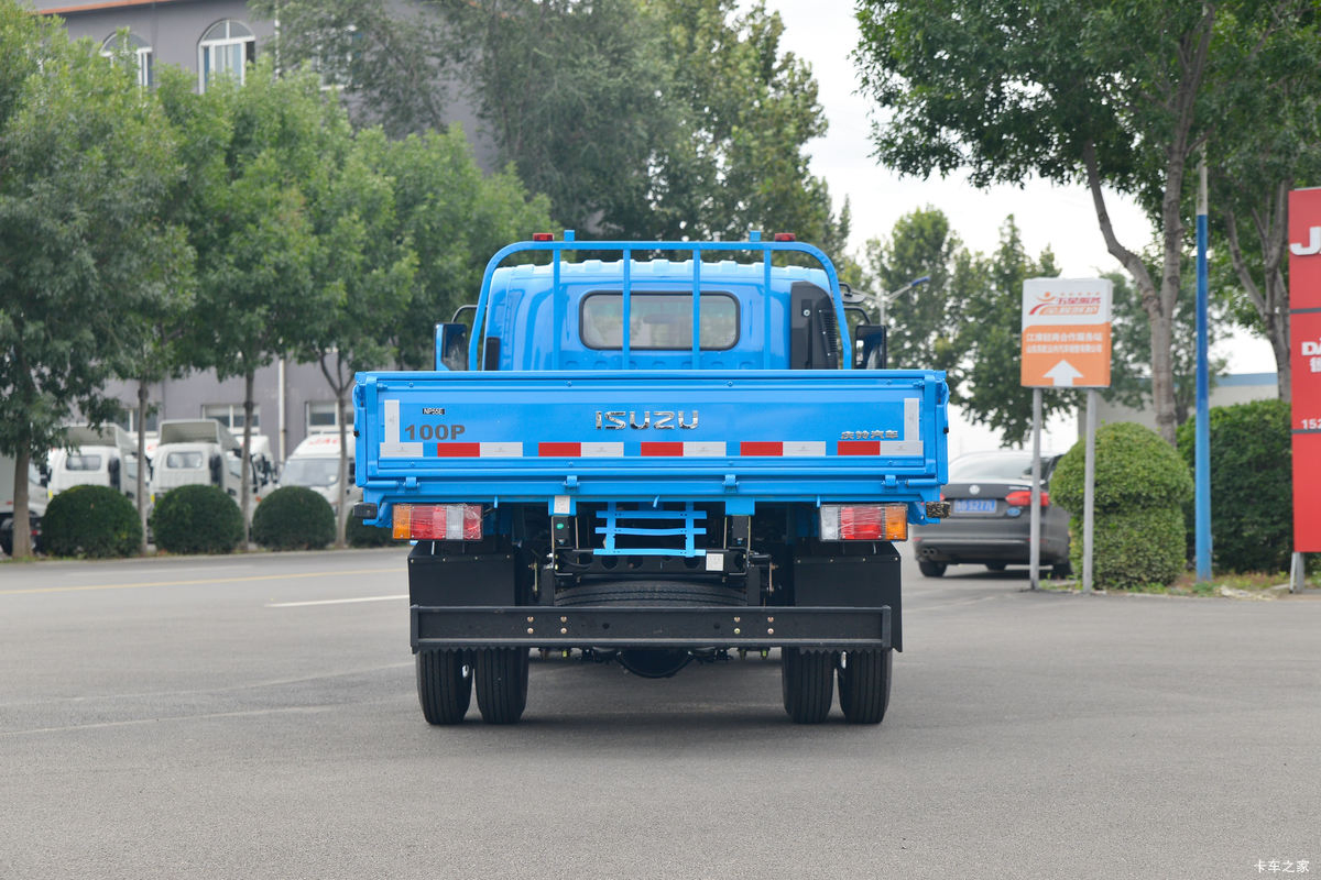 China Supplier: Affordable Isuzu 4X2 / 4X4 Light Duty General Cargo Trucks Direct From Factory