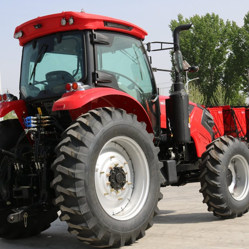 Agricultural Machinery Tractor with Hydraulic Three-Point Hitch for Versatile Field Work