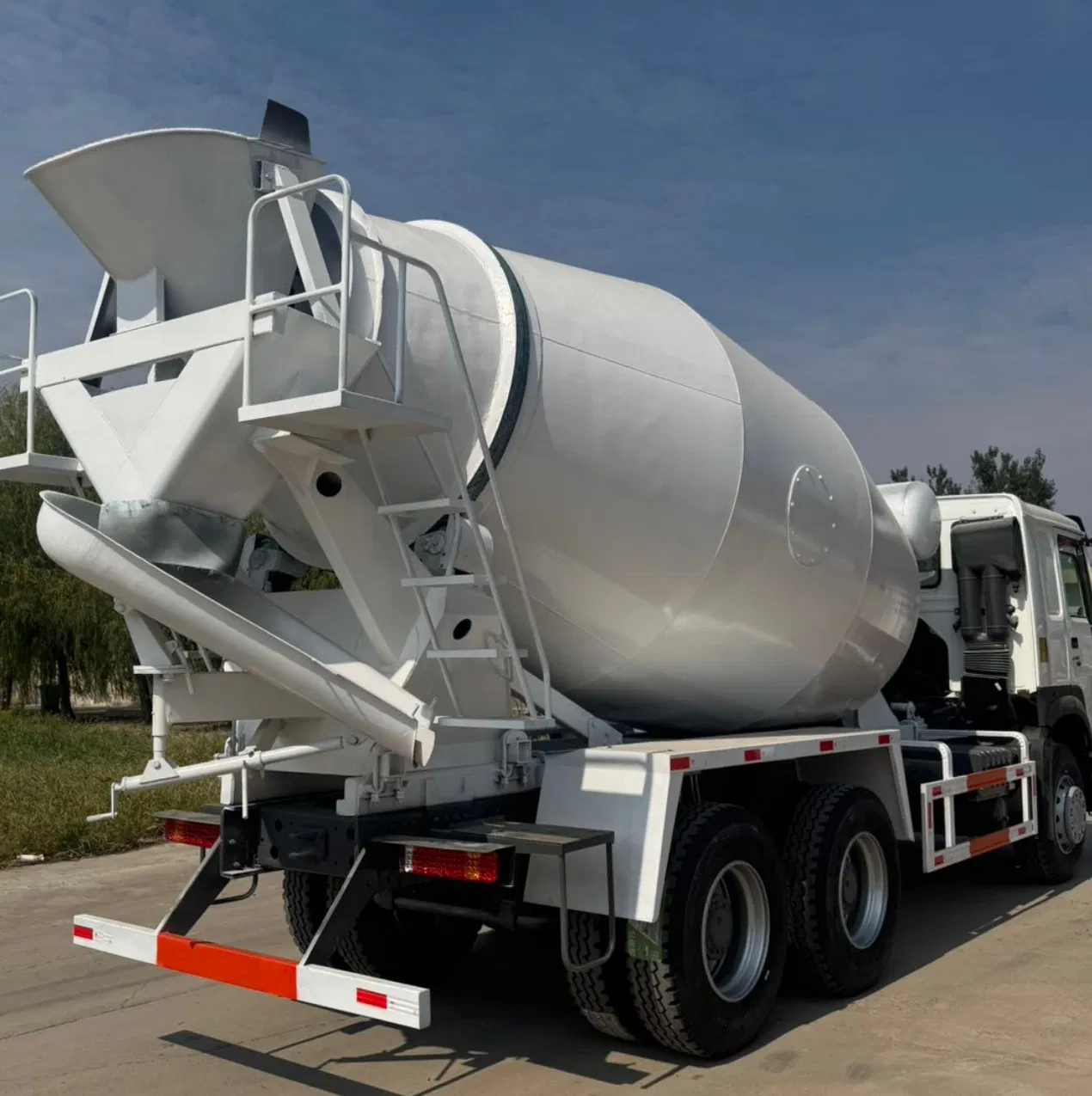 HOWO Sinotruck/Euro2/10cbm/10m3/Light Hand Driving Rhd/371HP/6*4 Cement Concrete Drum Mixer Truck for Sale