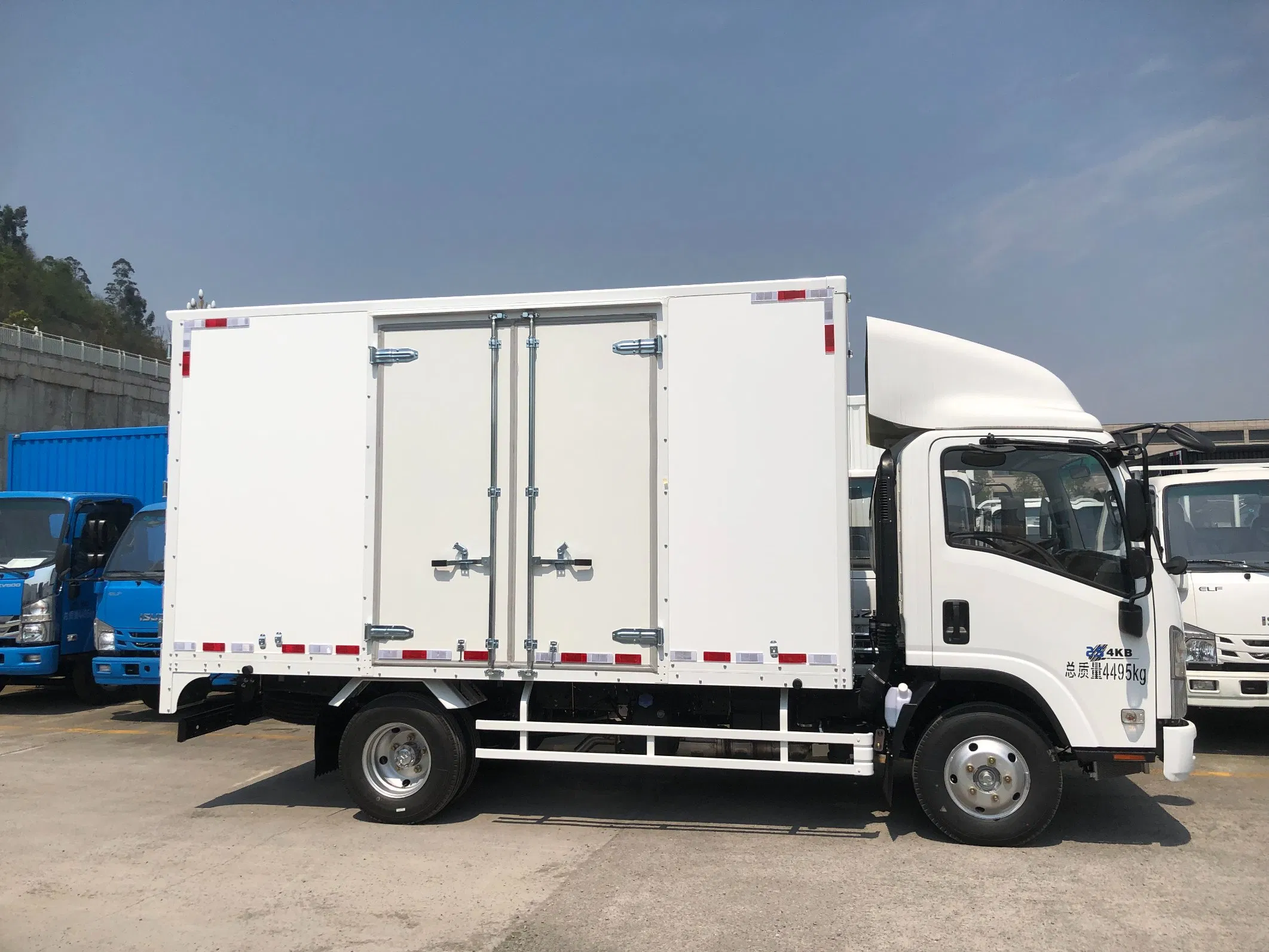 Mini New Freezer for Isuzu Mobile Garbage Refrigerated Light Commercial Van Box Cargo Dumpster Tipper Dump Food Dump Truck Price