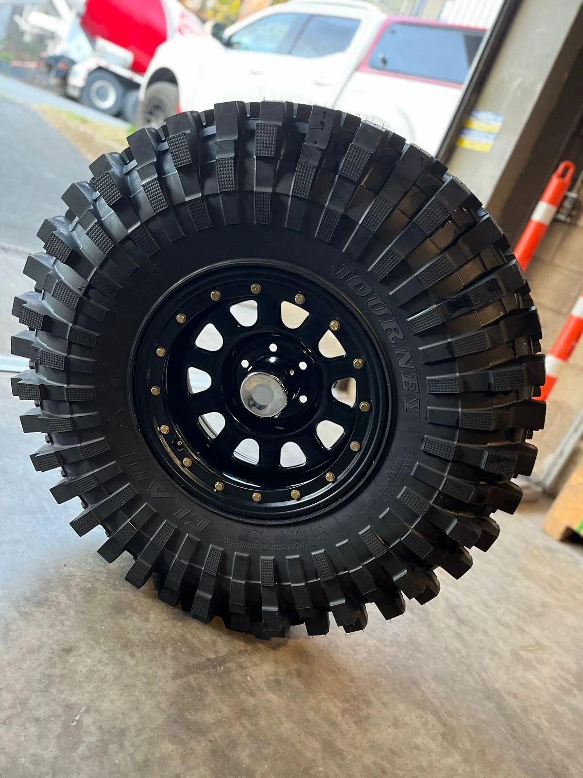 Geronee Mud Terrain Competition Extreme off-Road Racing 4X4 Light Truck SUV Mt LTR 33s 35s 37s 38.5s 40s 43s 45s 4WD Tires 43X15.5-17 38.5X12.5-16 33X12.5-17