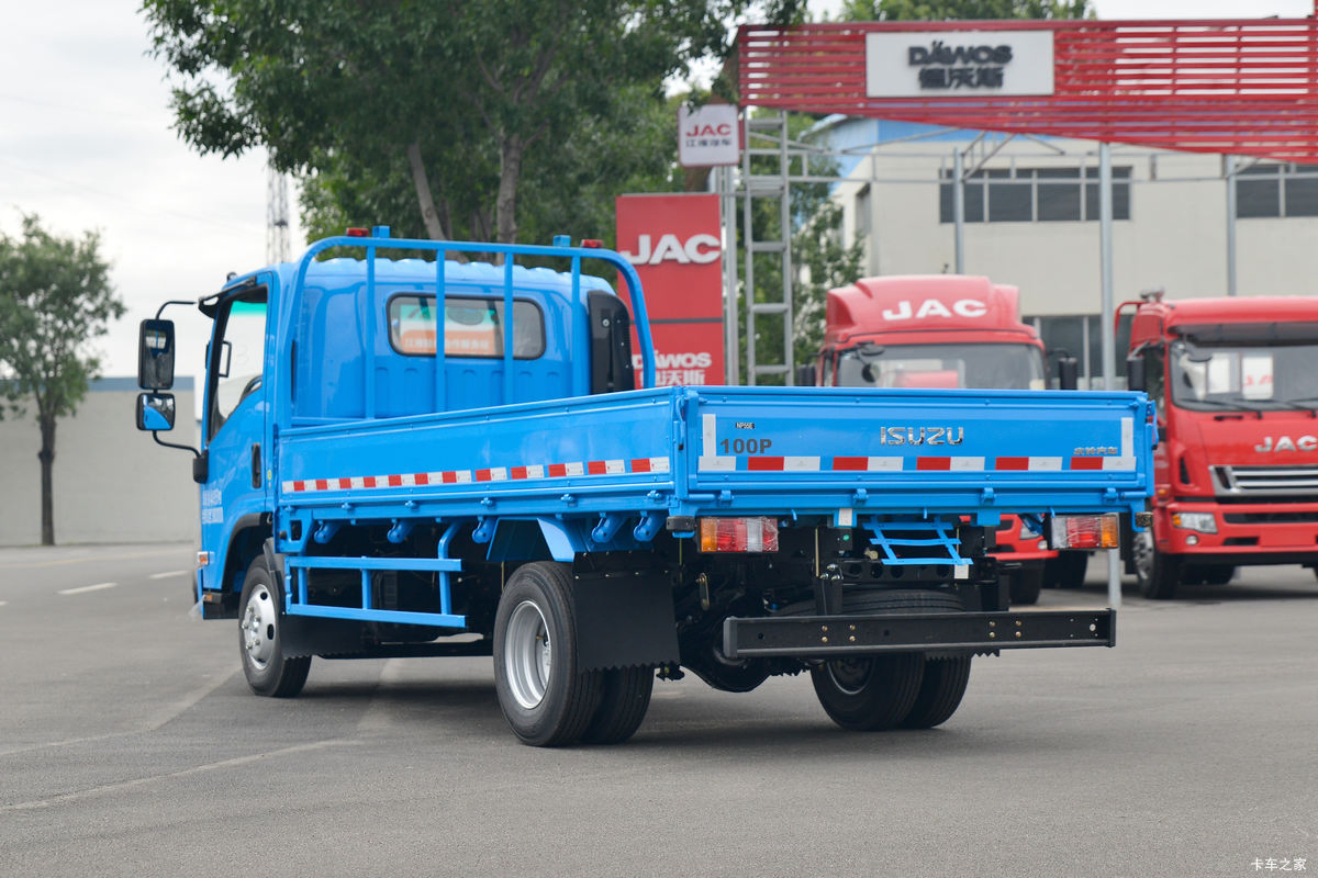China Supplier: Affordable Isuzu 4X2 / 4X4 Light Duty General Cargo Trucks Direct From Factory
