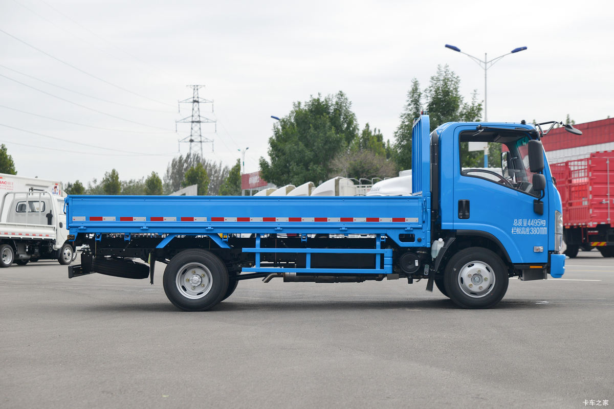 China Supplier: Affordable Isuzu 4X2 / 4X4 Light Duty General Cargo Trucks Direct From Factory