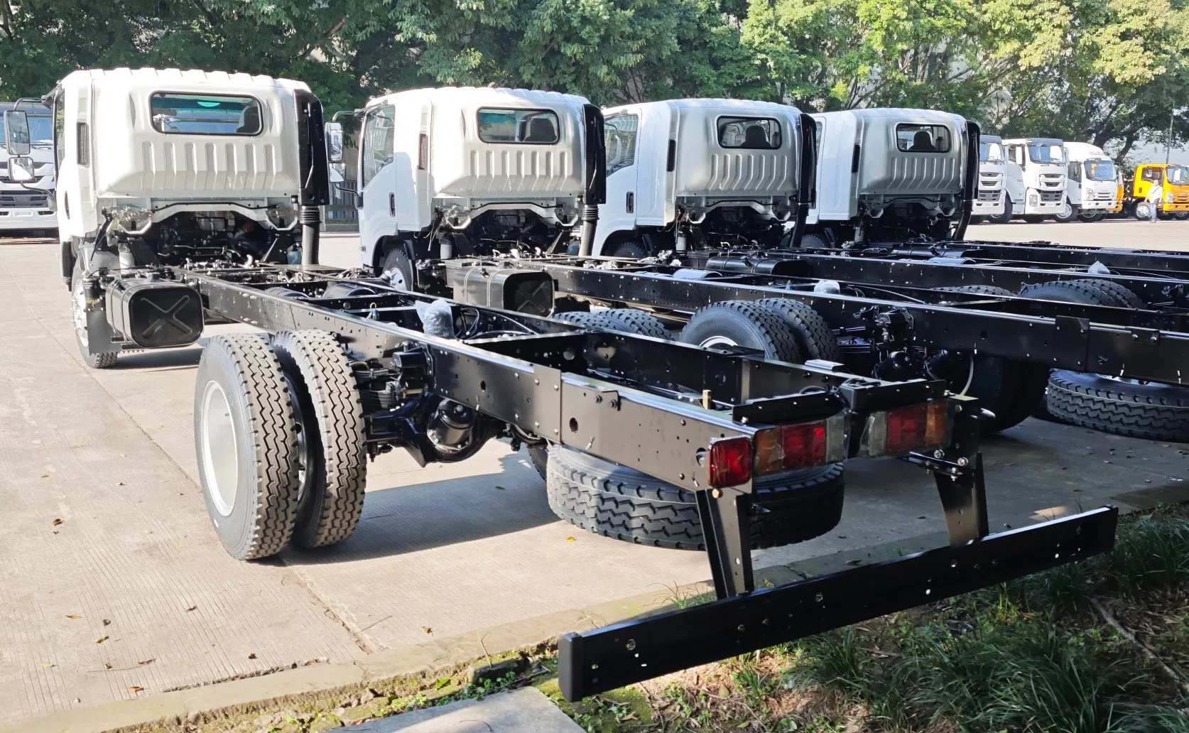 New with Bed Diesel Engine Cargo Transportation Delivery Commercial Van Lorry Truck Vehicle Chassis