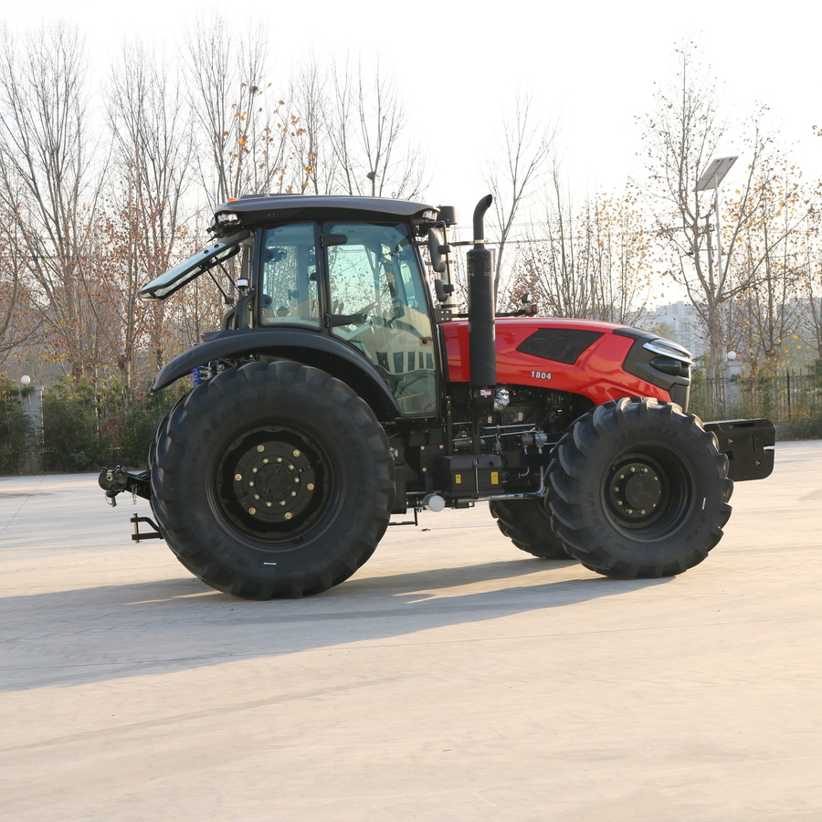 Agricultural Machinery Tractor with Hydraulic Three-Point Hitch for Versatile Field Work