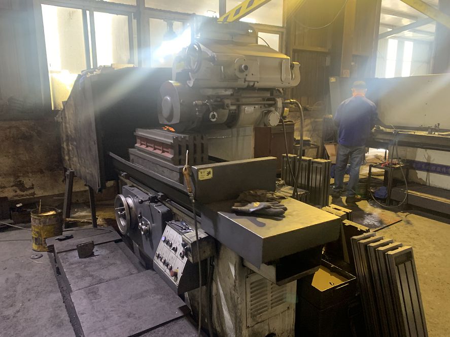 Universal Grinding Machine