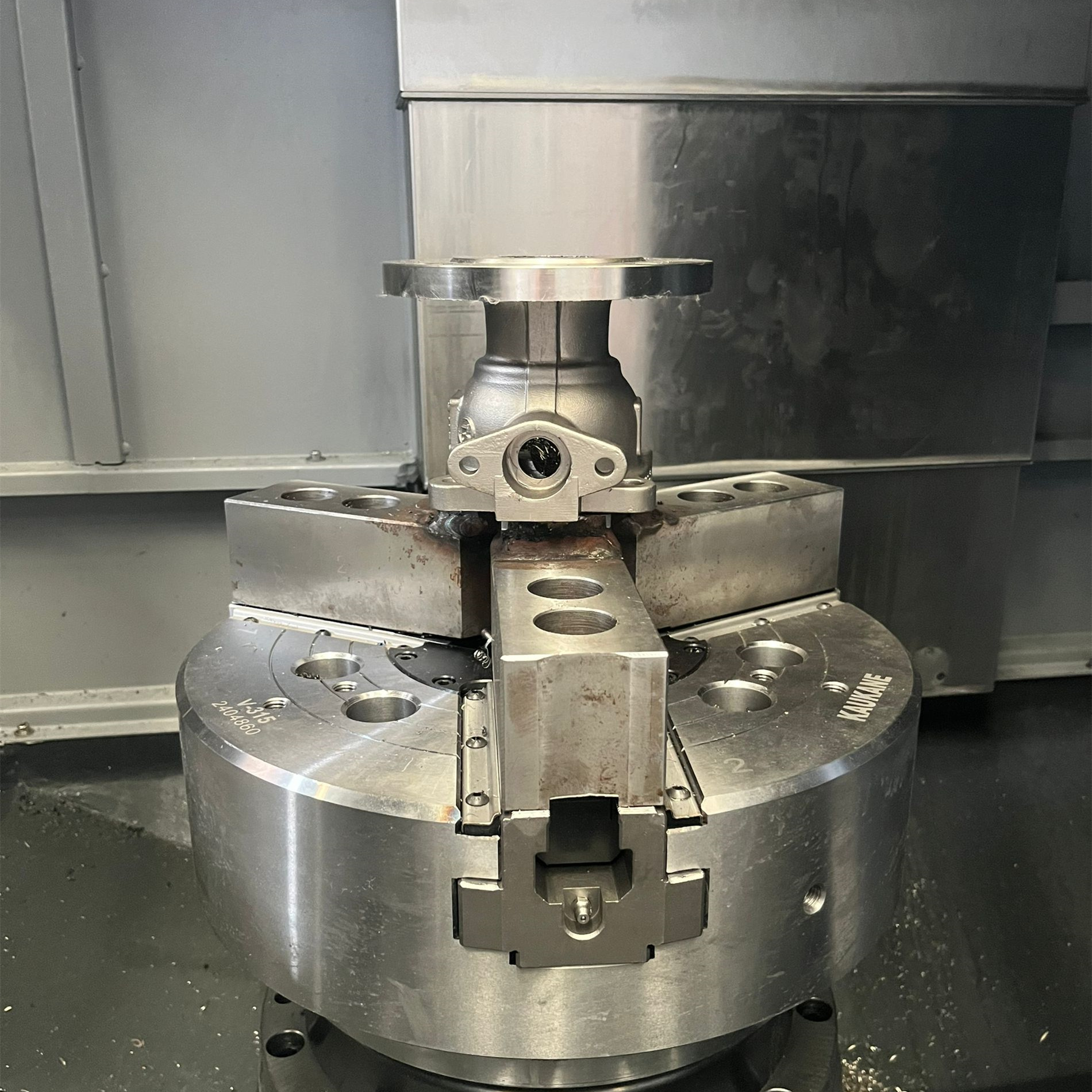 Heavy-duty Rotary Table CNC Vertical Lathe with Large Diameter Grinding Disc, specialized Equipment for Turning Operations.