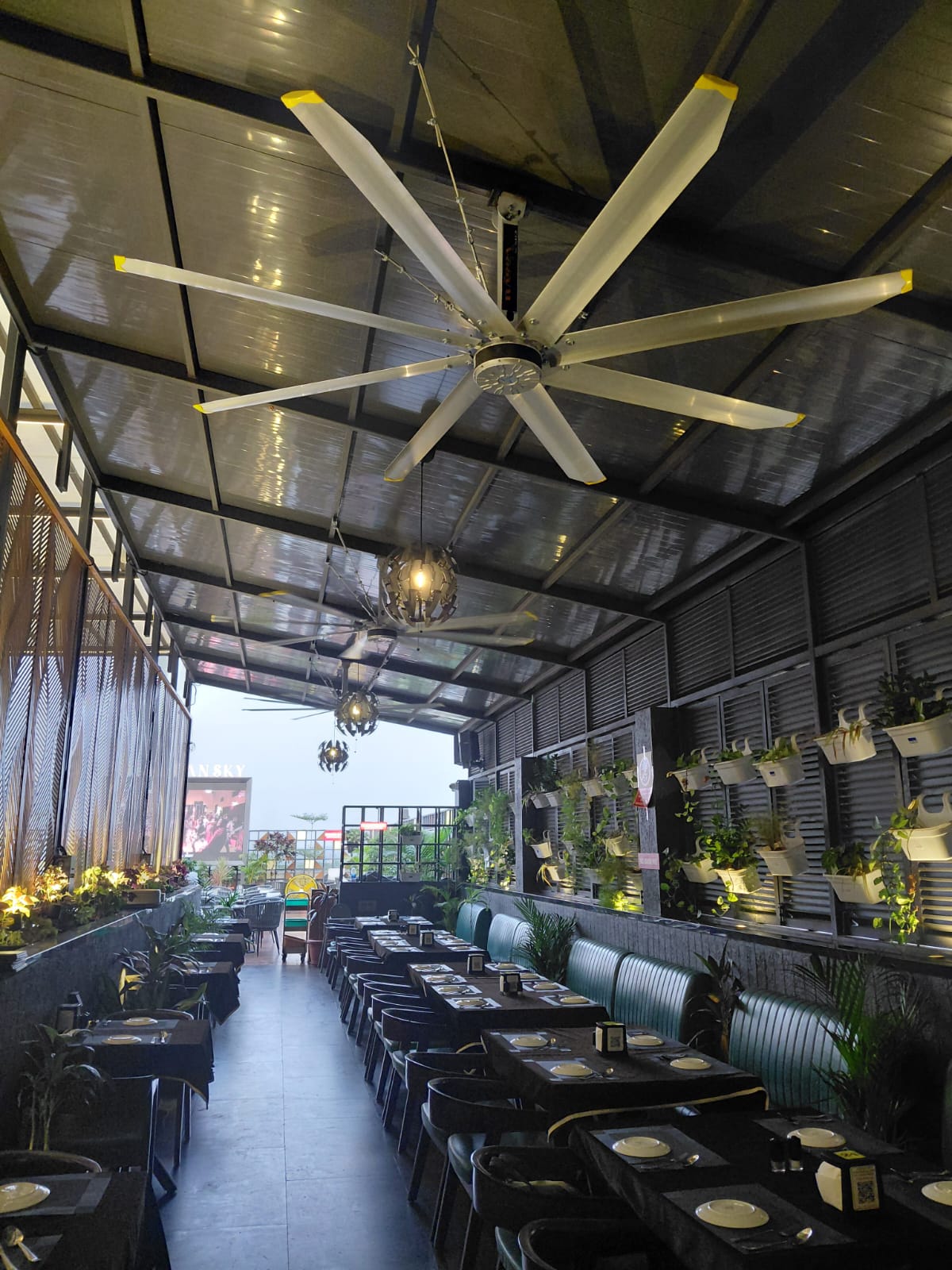 8-blade Industrial Fan, Featuring High-speed Rotation and Strong Airflow, Suitable for Use in Spaces up to 5 Meters in Height