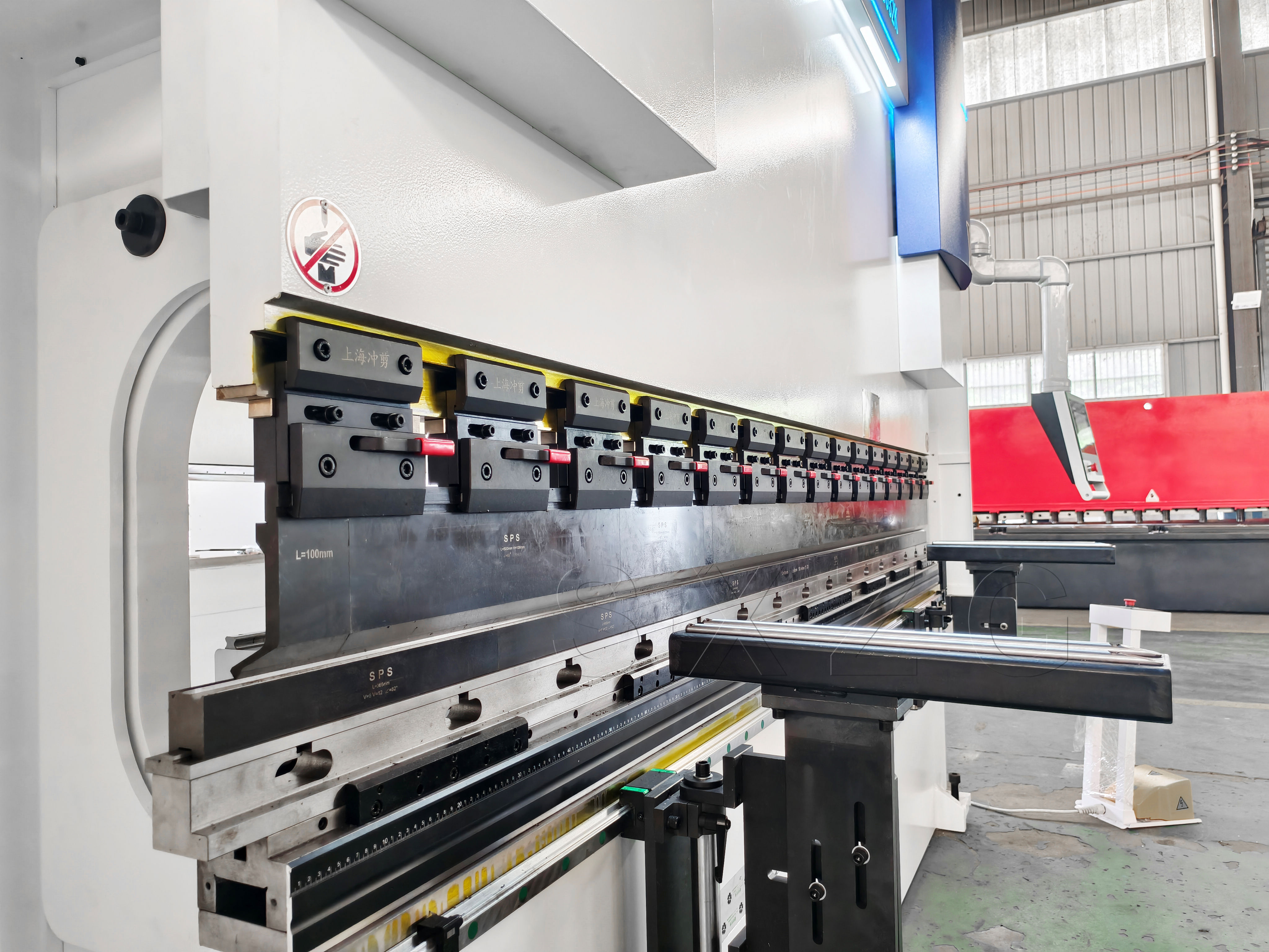 SANXIN Fully Automatic CNC Hydraulic Press Brake 40T-400T DA66T Control 0.01mm Precision Sheet Metal Bending Machine with CE