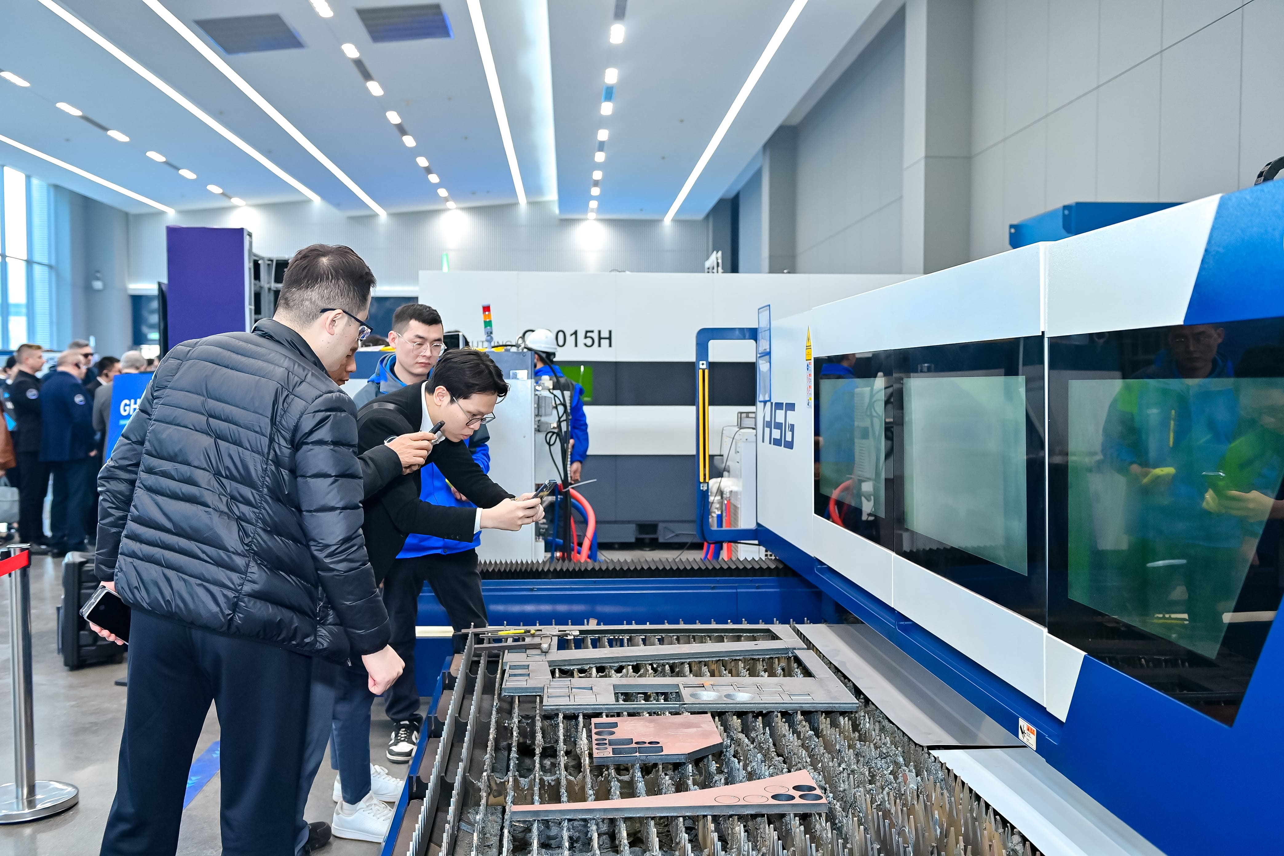 HSG Laser 3000w 6000w 3015 Cnc Metal Fiber Laser Cutting Machine For 16mm Aluminum Stainless Steel