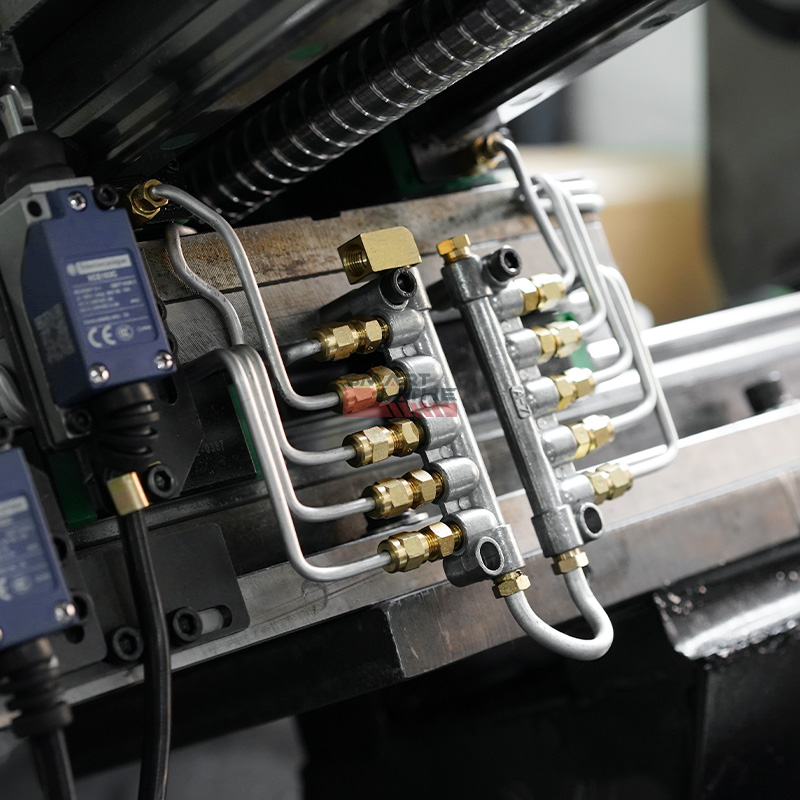 CNC Vertical Machine SmartBrain BT30 CNC Machining Center with 3 Axis SYNTEC and ATC System CNC Vertical Machining Center