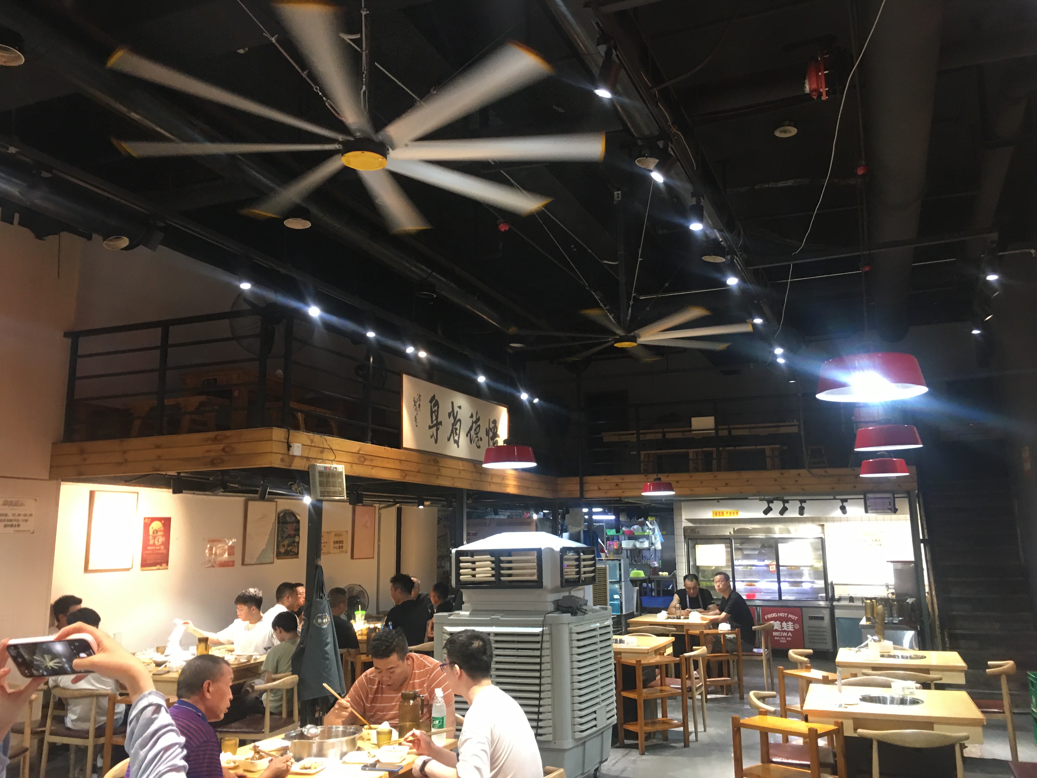 8-blade Industrial Fan, Featuring High-speed Rotation and Strong Airflow, Suitable for Use in Spaces up to 5 Meters in Height