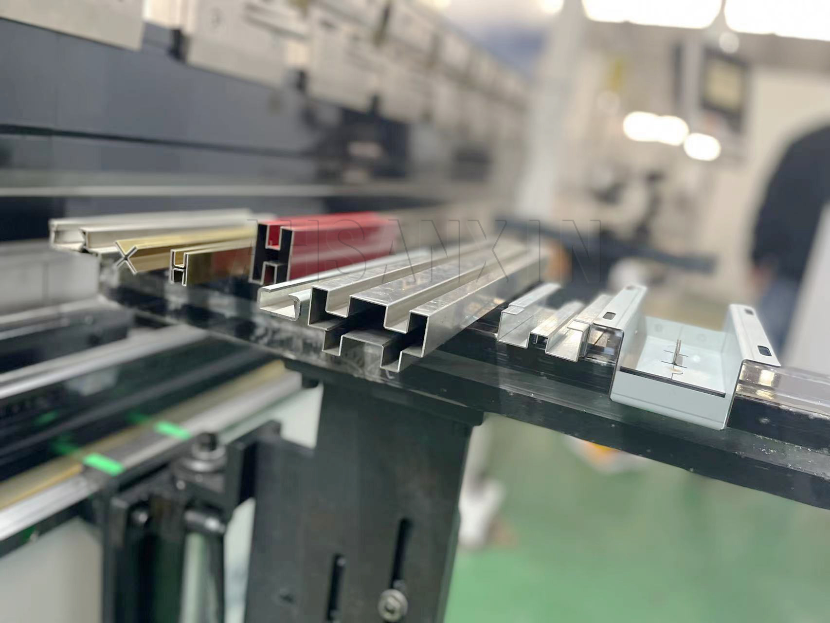 SANXIN Fully Automatic CNC Hydraulic Press Brake 40T-400T DA66T Control 0.01mm Precision Sheet Metal Bending Machine with CE