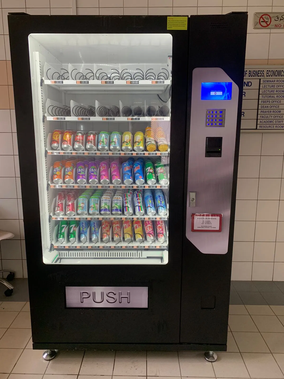 Large Capacity Coffee and Drinks Vending Machine Customize for Schools Office Mall Supply