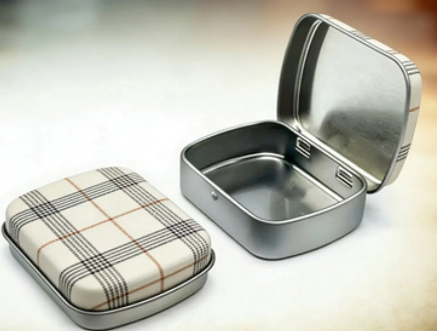 Caja de metal mini pequeña con tapa abatible de grado alimenticio, fabricada directamente en fábrica, para caramelos de menta. Envase personalizado impreso de lata metálica con bisagra para confitería