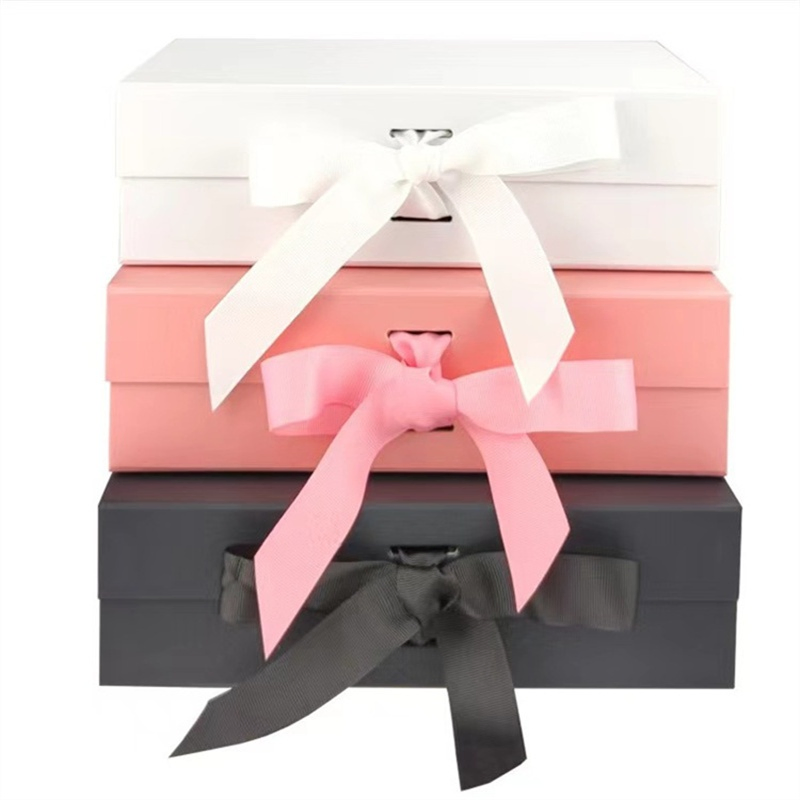 Caja de regalo rígida personalizada de lujo con tapa magnética cerrada, forrada con satén negro y con interior de satén