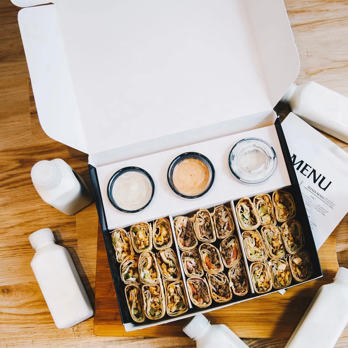 Caja de embalaje de catering negro ecológico con pastelería divisoria Caja de papel de postre de galletas Caja de desayuno-almuerzo de Shawarma