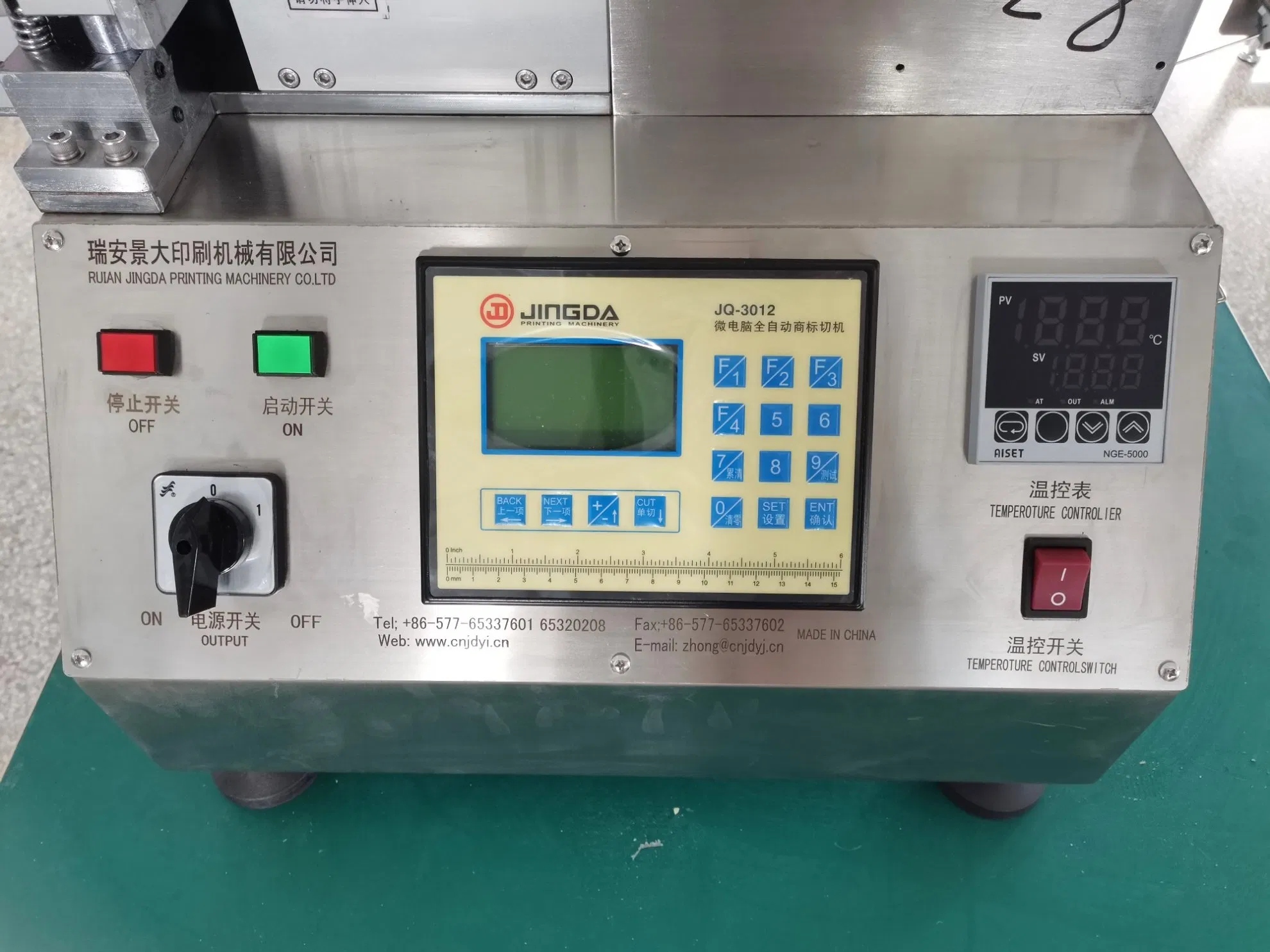 Jq-3012 Jingda Hot and Cold Knife Cloth Label Cutting Machine for Garment Wash Care Labels, Polyester Satin Ribbon, Cotton Tape, Nylon Taffeta and Paper