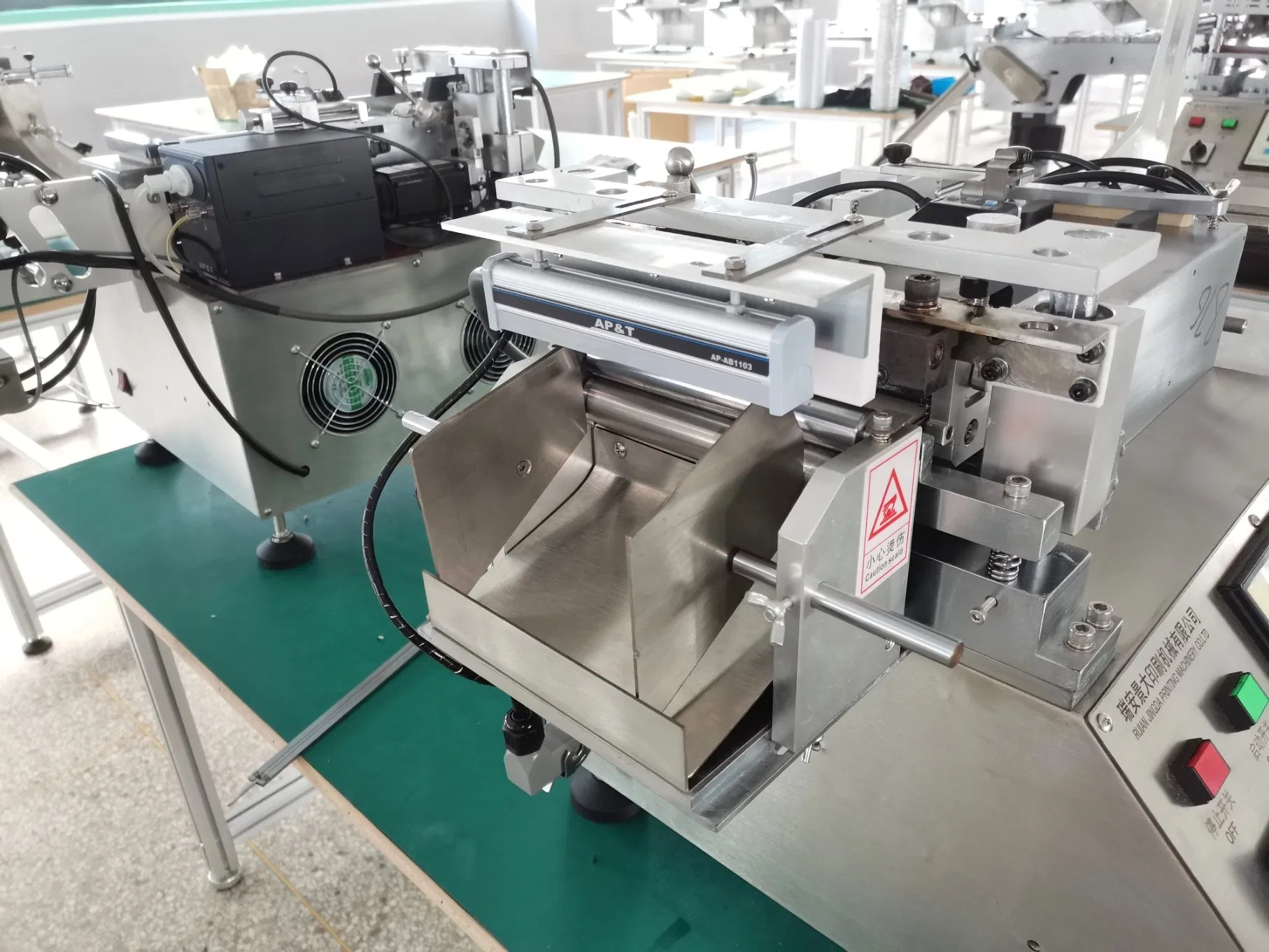 Jq-3012 Jingda Hot and Cold Knife Cloth Label Cutting Machine for Garment Wash Care Labels, Polyester Satin Ribbon, Cotton Tape, Nylon Taffeta and Paper