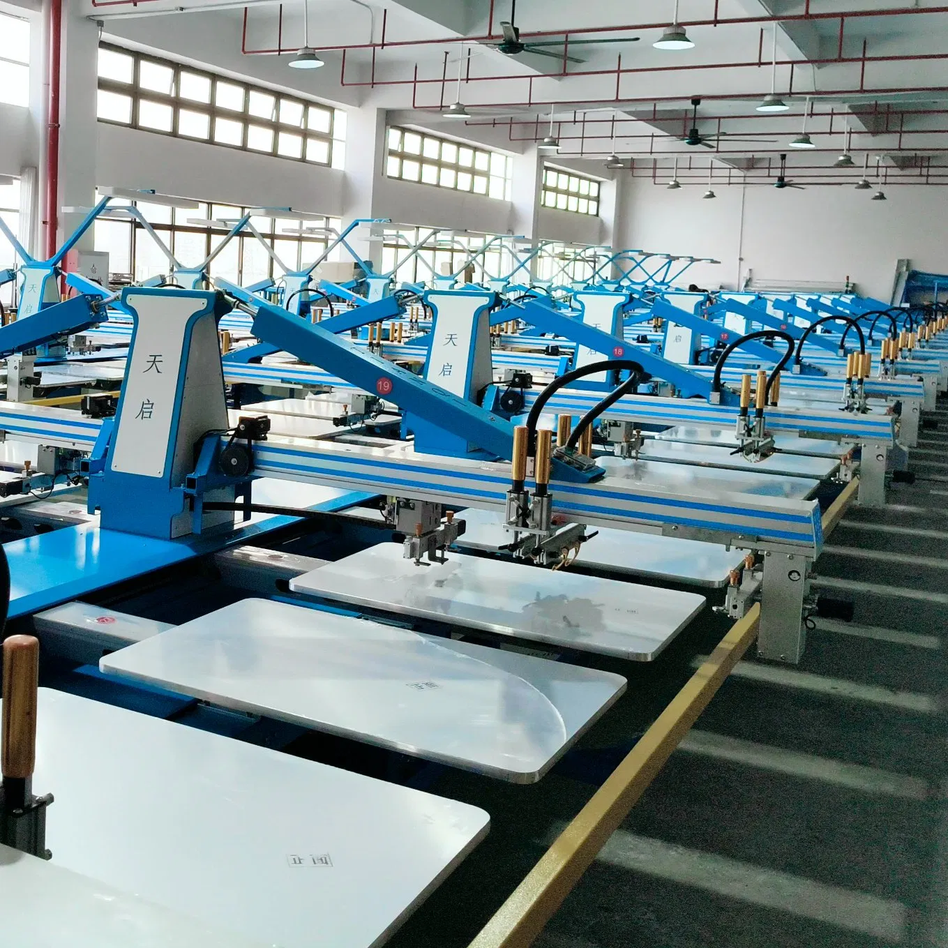 Q Series 17-Color Automatic Screen Printing Equipment for Garment and Luggage