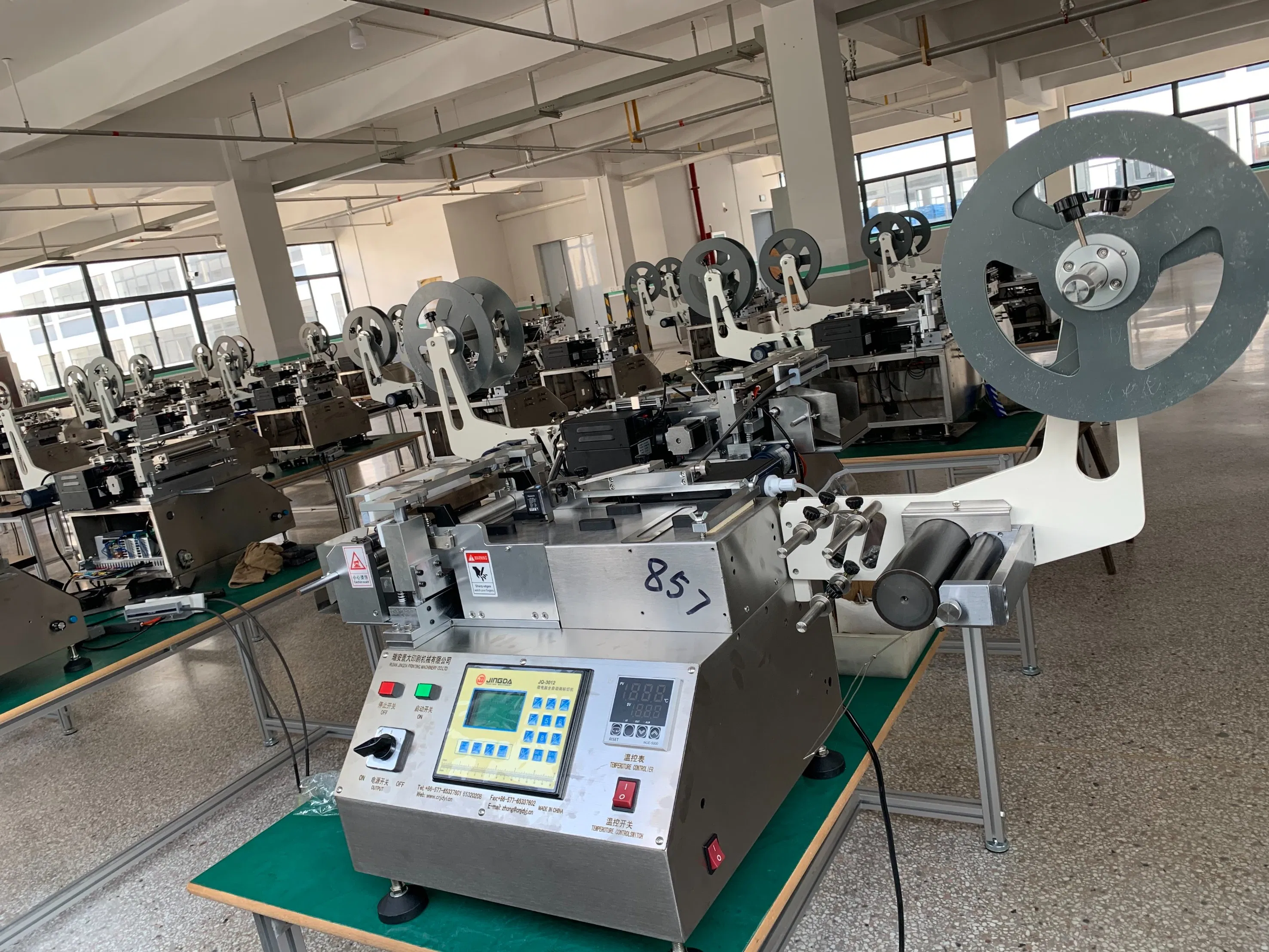 Jingda High Speed Small Size Desktop Hot and Cold Label Cutting Machine for Garment Care Label Tag Polyester Satin Ribbon, Nylon Taffeta and Cotton Tape Jq3012