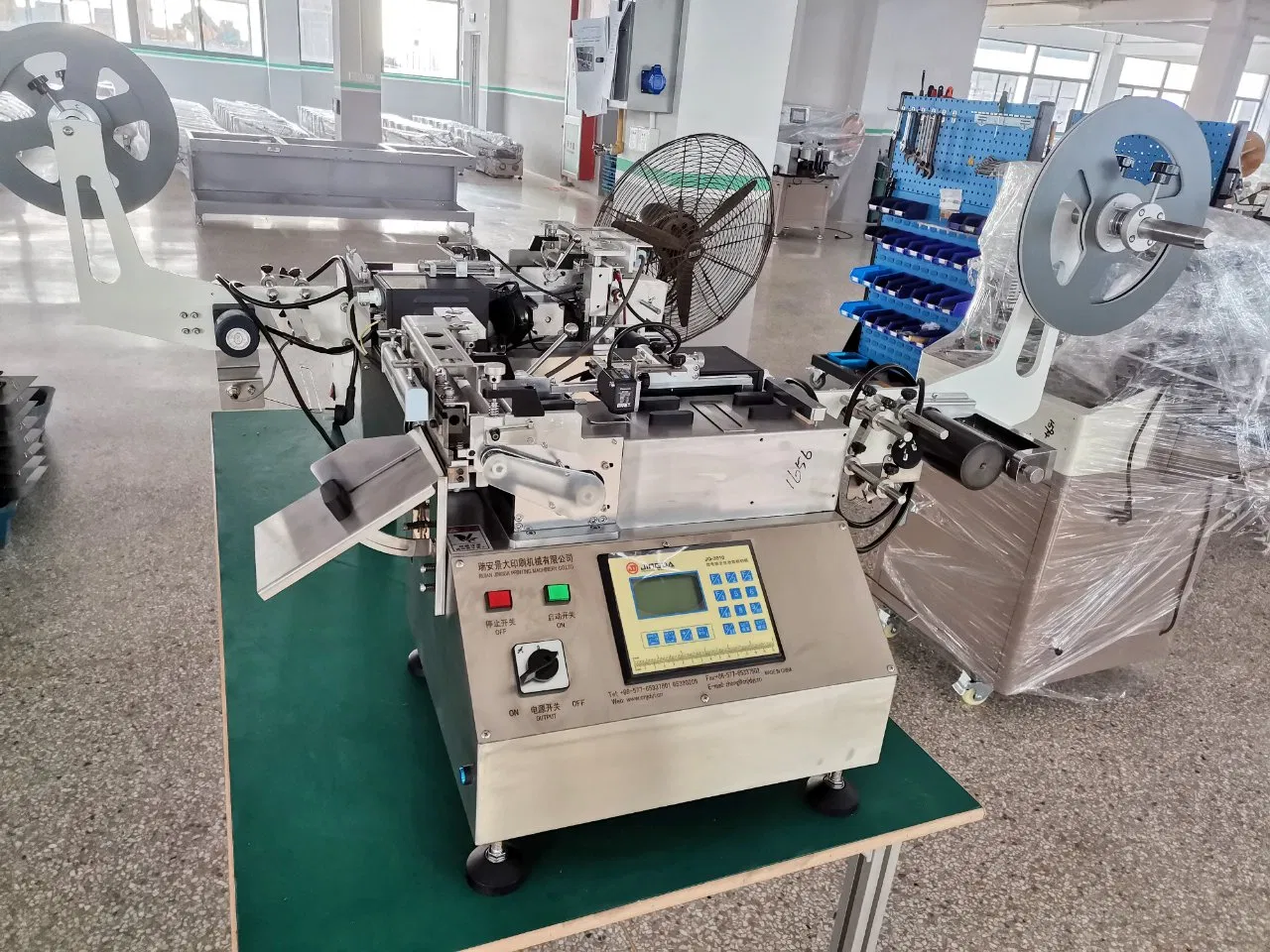 Jq-3010 Jingda High Speed Clod Knife Garment Wash Care Label Cutting Machine for Polyester Satin Ribbon, Cotton Tape, Nylon Taffeta and Paper